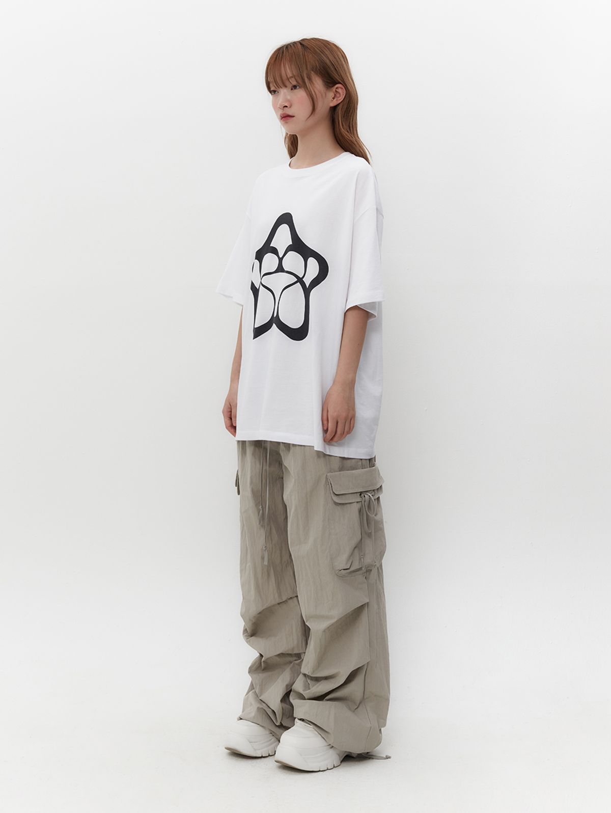 뚜오미오(TUOMIO) STAR GRAPHIC OVERSIZED T-SHIRT [WHITE]