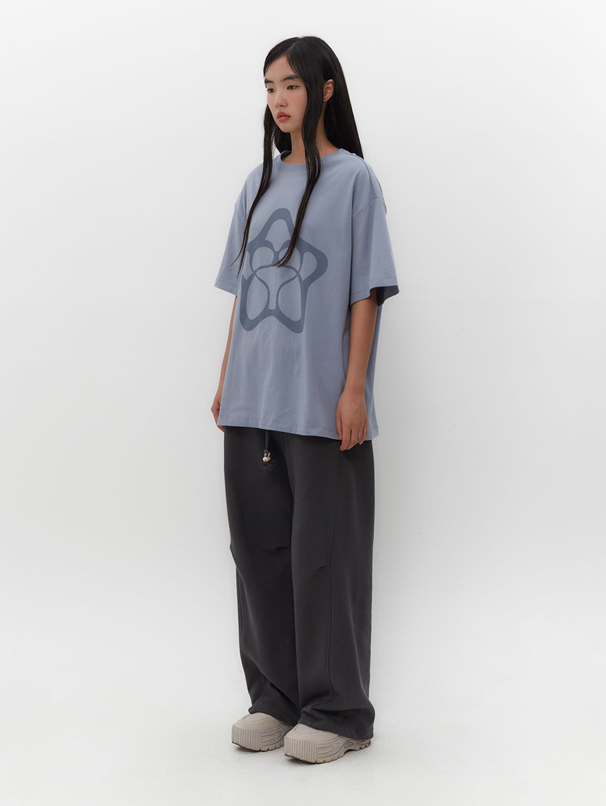 뚜오미오(TUOMIO) STAR GRAPHIC OVERSIZED T-SHIRT [BABY BLUE]