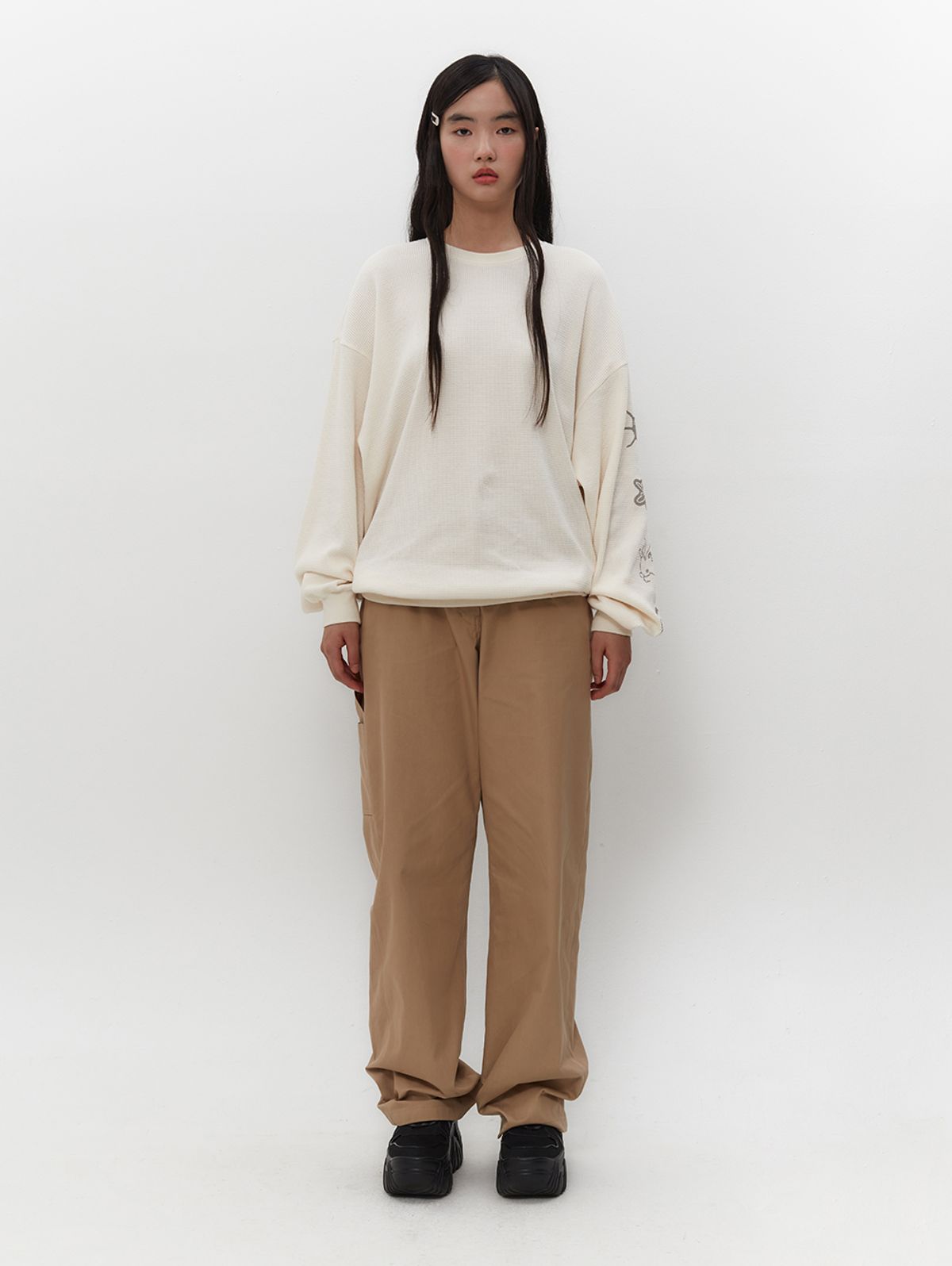뚜오미오(TUOMIO) GRAPHIC WAFFLE LONG SLEEVES [IVORY]