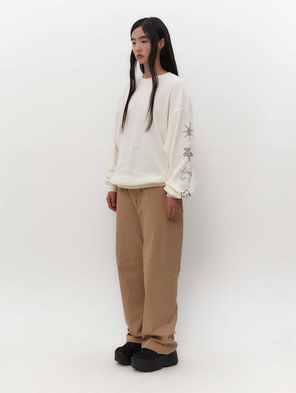 뚜오미오(TUOMIO) GRAPHIC WAFFLE LONG SLEEVES [IVORY]
