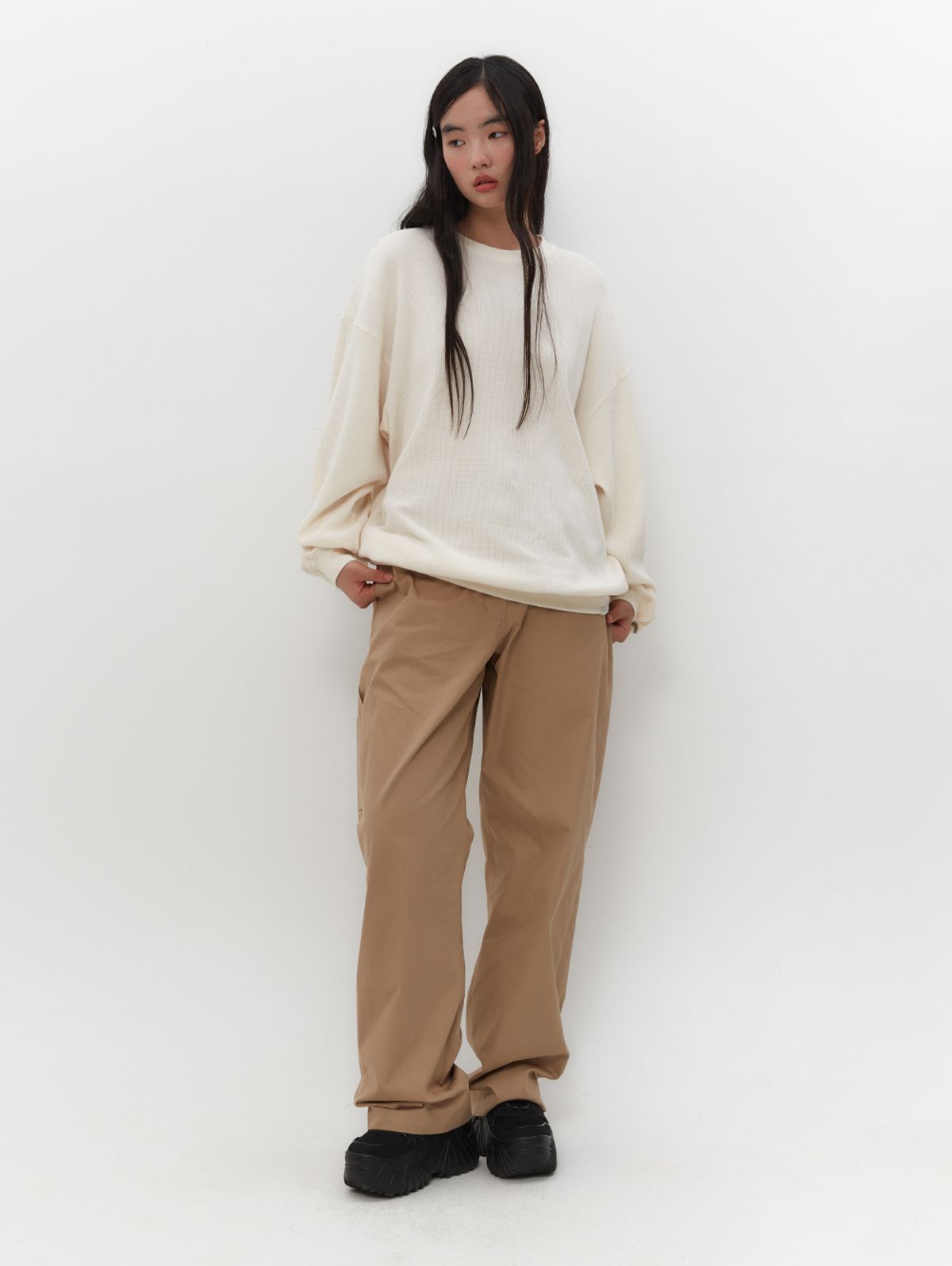 뚜오미오(TUOMIO) GRAPHIC WAFFLE LONG SLEEVES [IVORY]