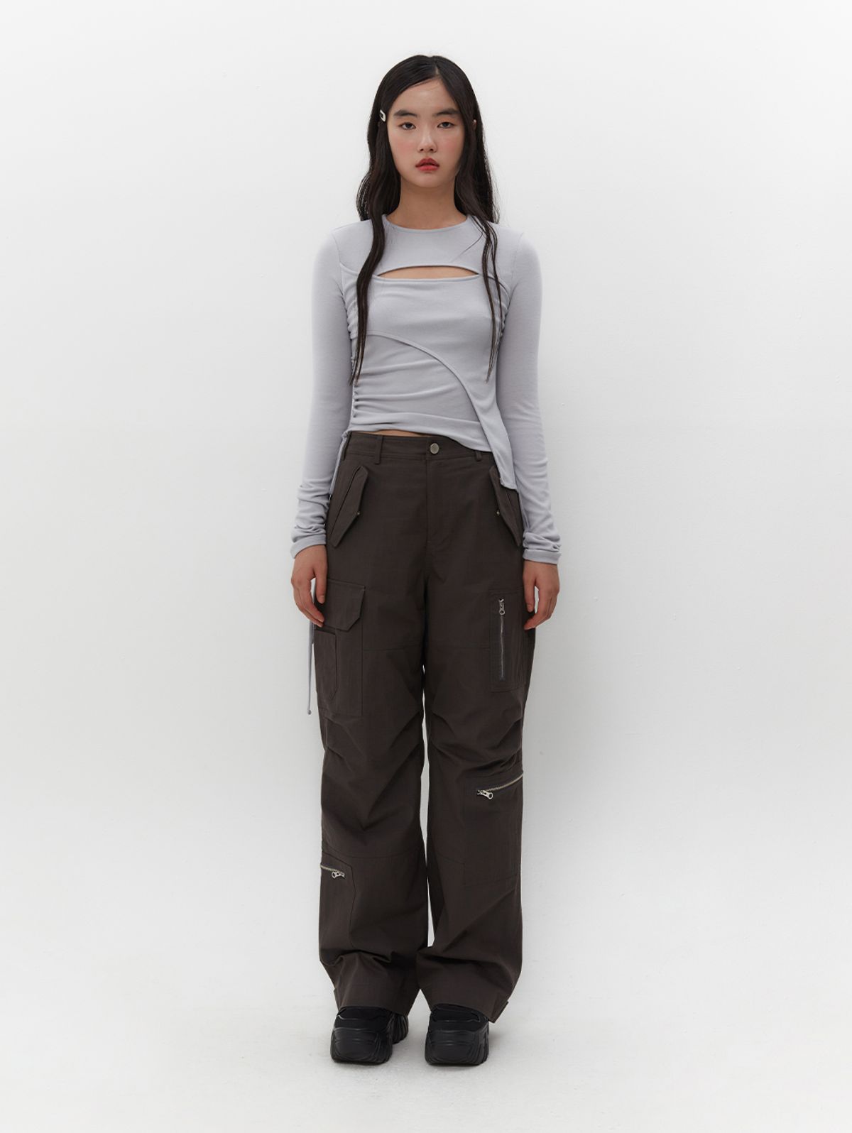 뚜오미오(TUOMIO) CUT-OUT LAYERED TOP [LIGHT GREY]