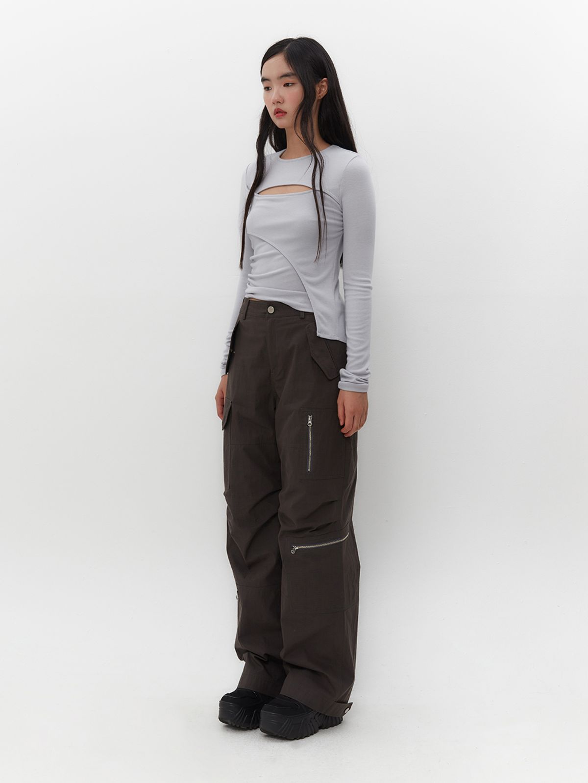 뚜오미오(TUOMIO) CUT-OUT LAYERED TOP [LIGHT GREY]