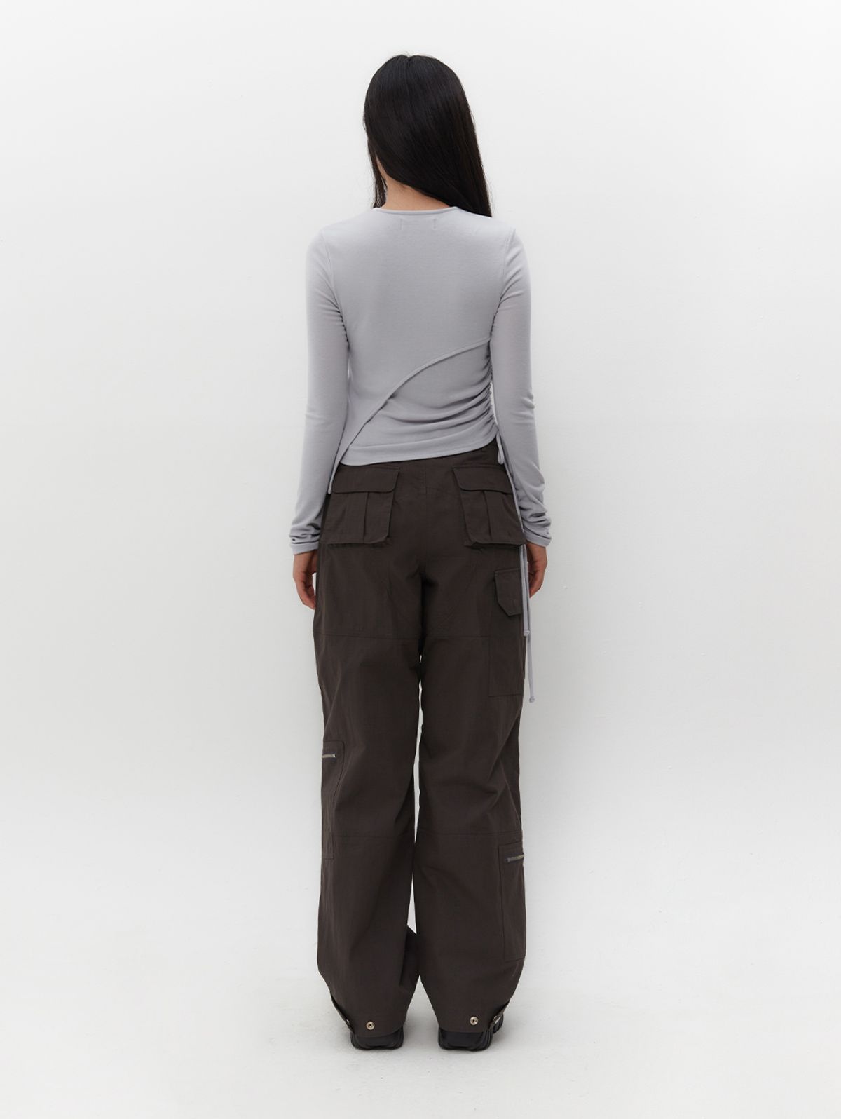 뚜오미오(TUOMIO) CUT-OUT LAYERED TOP [LIGHT GREY]