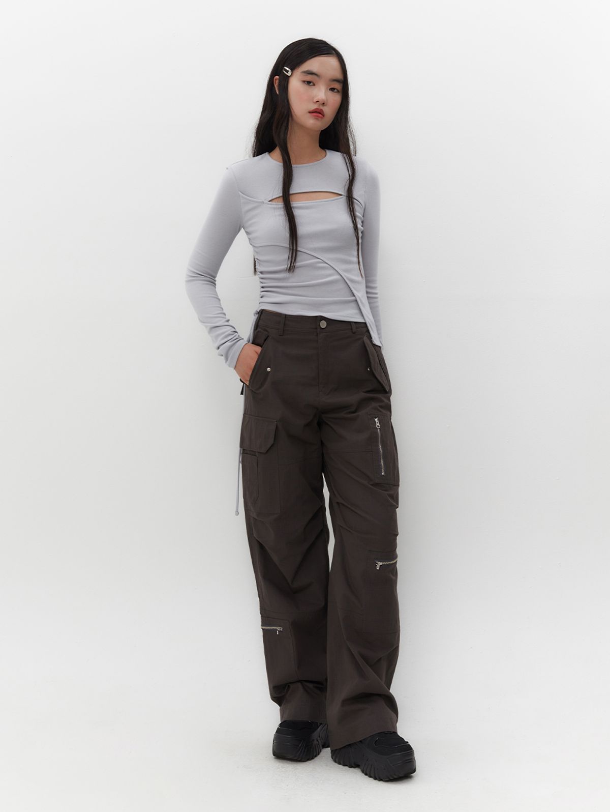 뚜오미오(TUOMIO) CUT-OUT LAYERED TOP [LIGHT GREY]