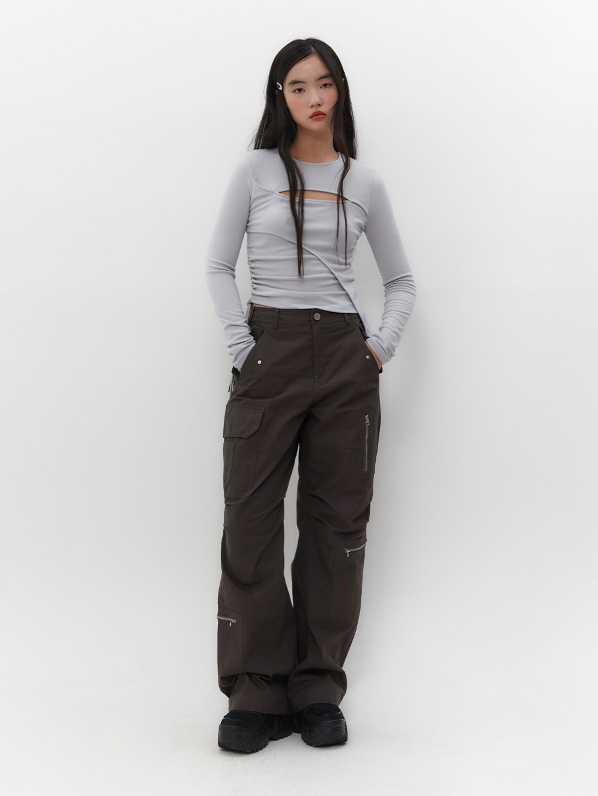 뚜오미오(TUOMIO) CUT-OUT LAYERED TOP [LIGHT GREY]