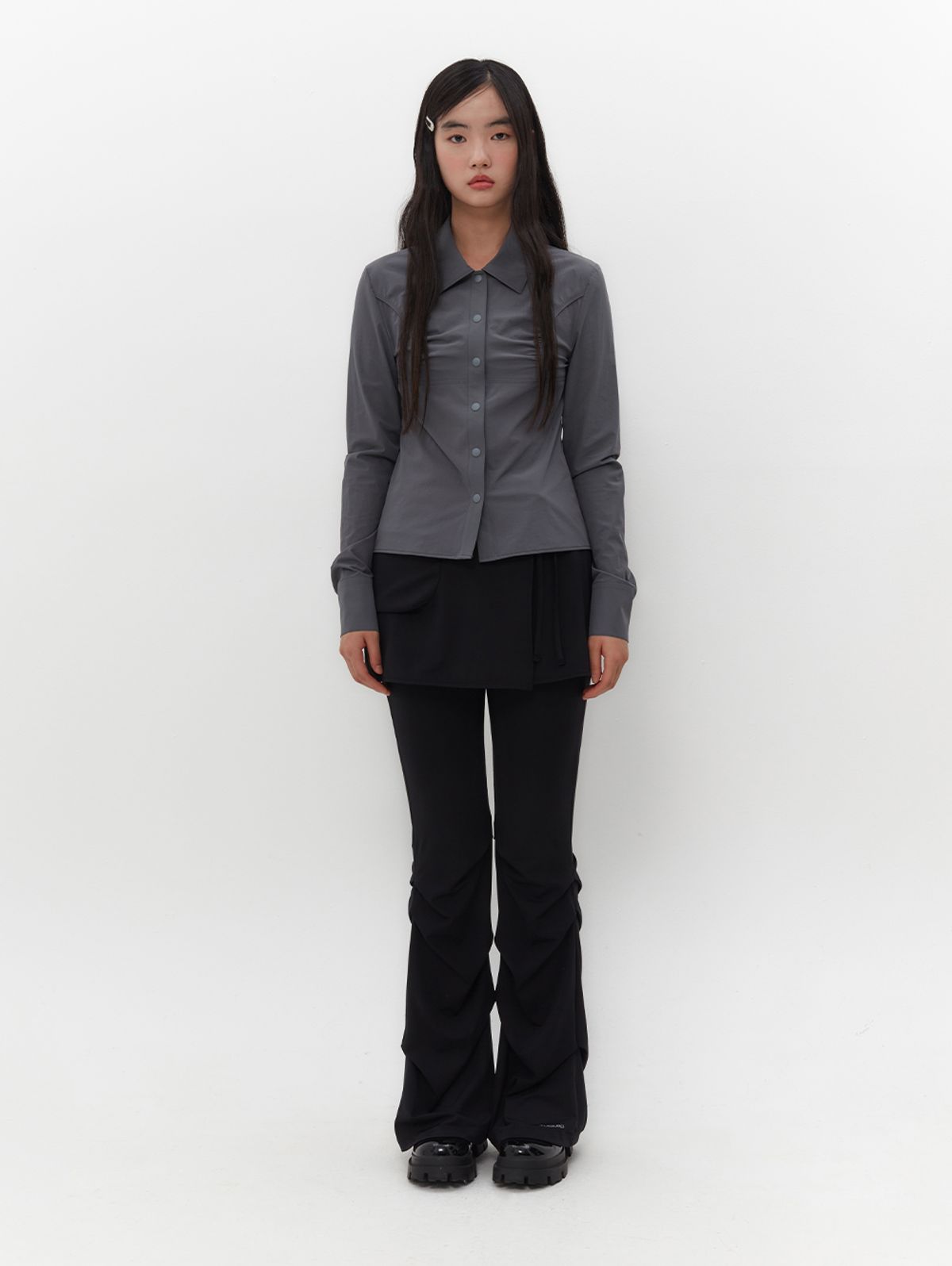 뚜오미오(TUOMIO) SHIRRED SLIM FIT SHIRT [CHARCOAL]