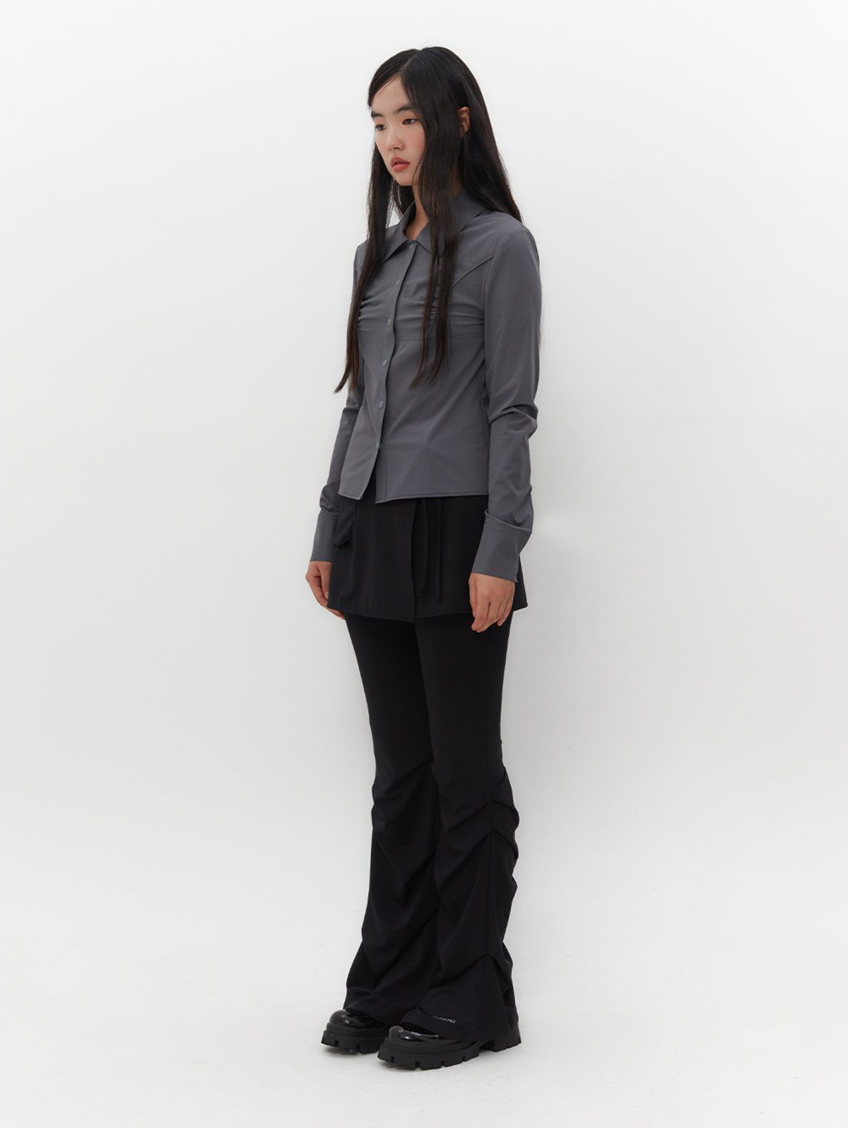 뚜오미오(TUOMIO) SHIRRED SLIM FIT SHIRT [CHARCOAL]