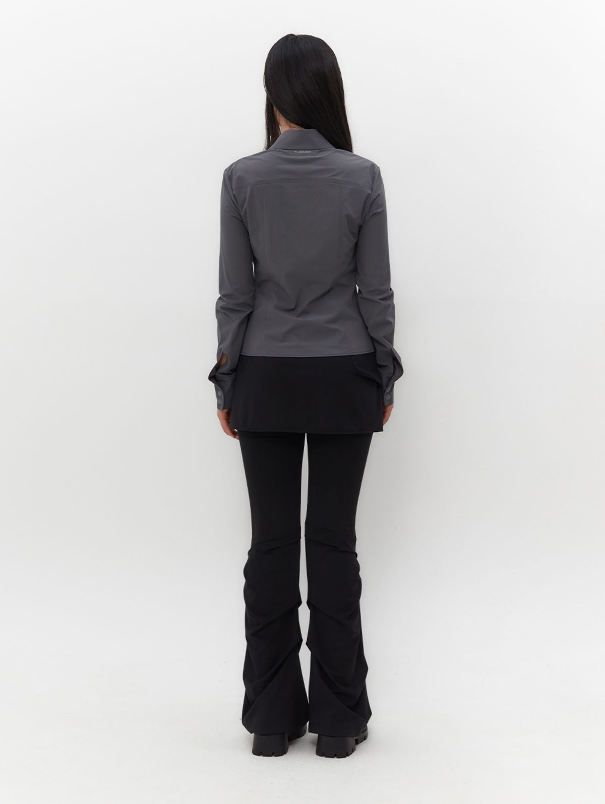 뚜오미오(TUOMIO) SHIRRED SLIM FIT SHIRT [CHARCOAL]