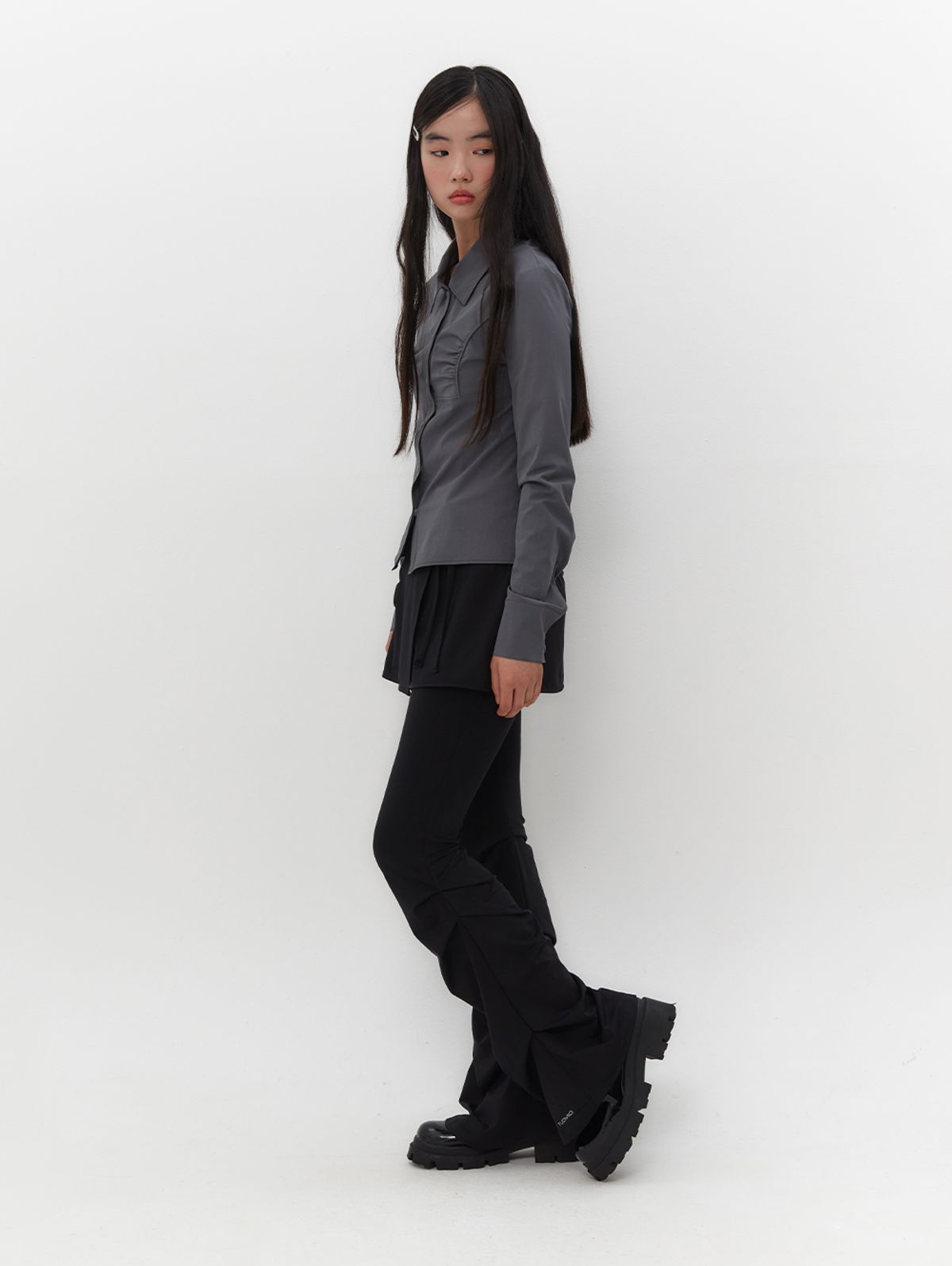 뚜오미오(TUOMIO) SHIRRED SLIM FIT SHIRT [CHARCOAL]