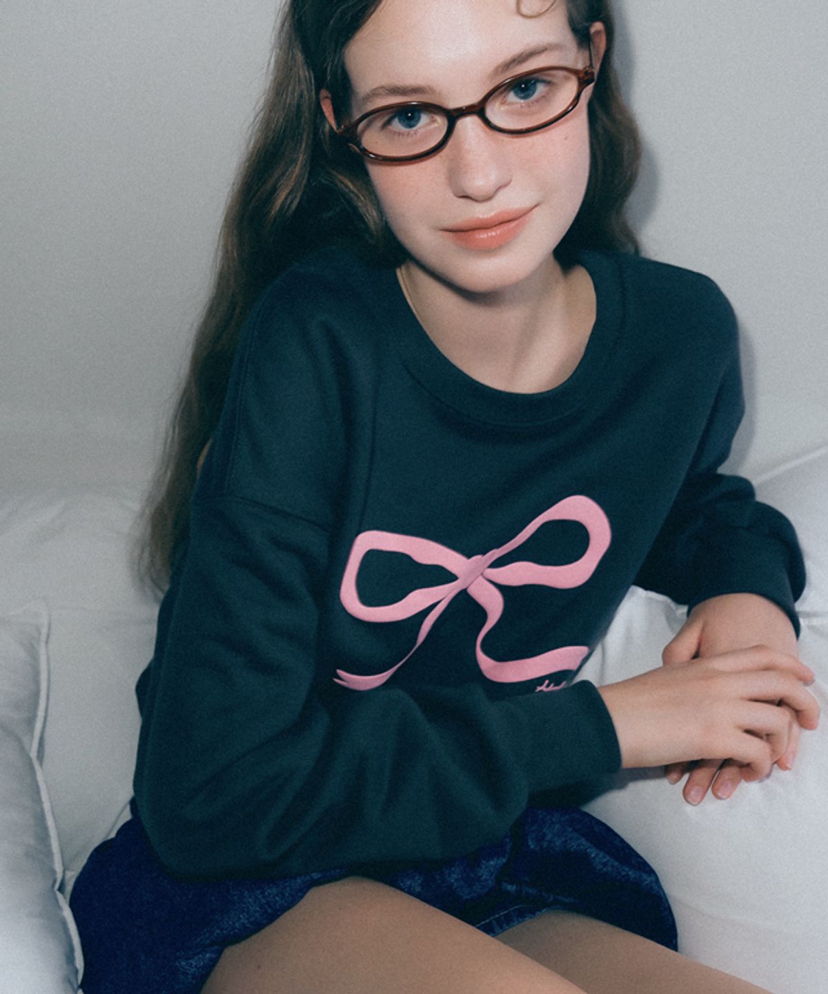 론론(RONRON) EMBO HEART RIBBON CROP SWEATSHIRTS CHARCOAL PINK