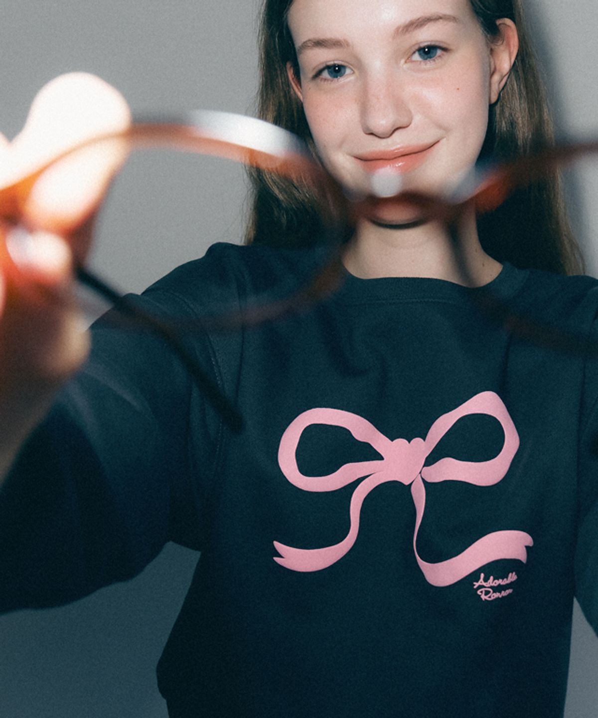 론론(RONRON) EMBO HEART RIBBON CROP SWEATSHIRTS CHARCOAL PINK