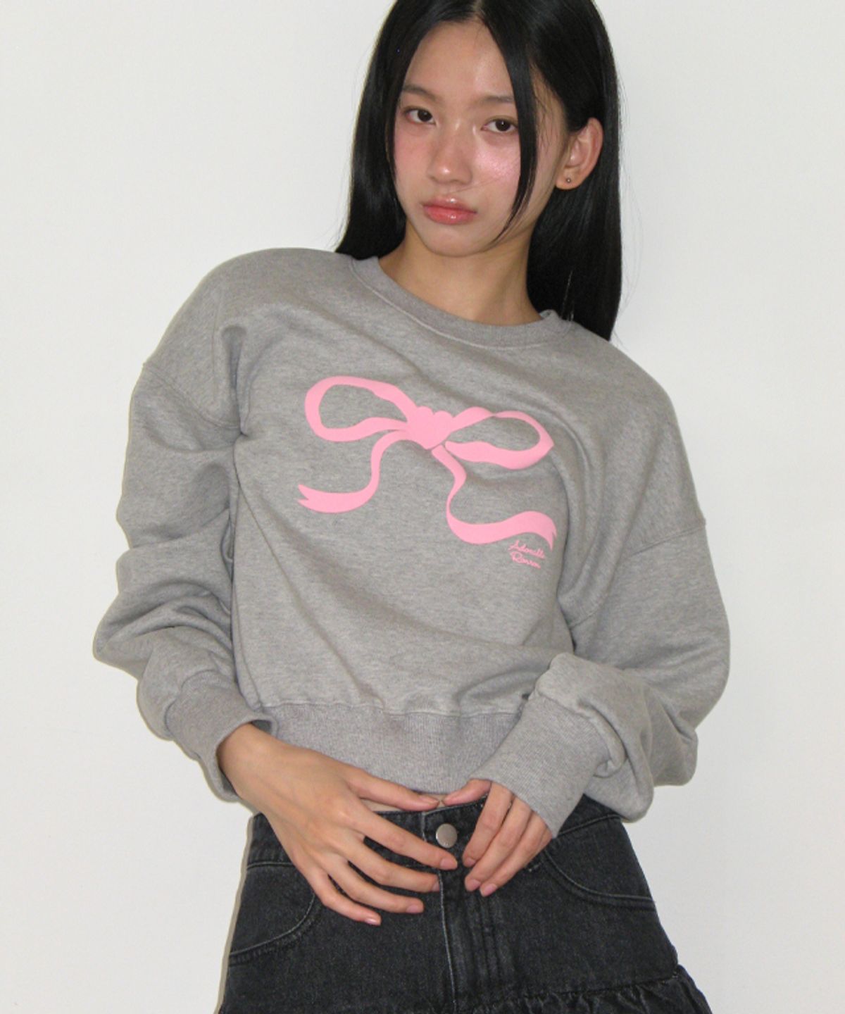 론론(RONRON) EMBO HEART RIBBON CROP SWEATSHIRTS GREY