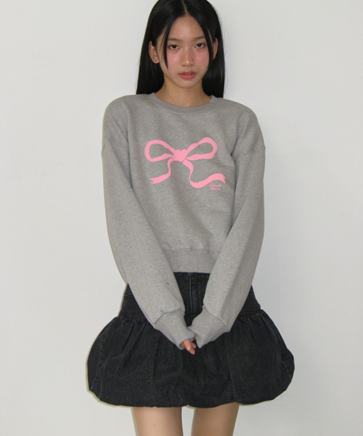 론론(RONRON) EMBO HEART RIBBON CROP SWEATSHIRTS GREY