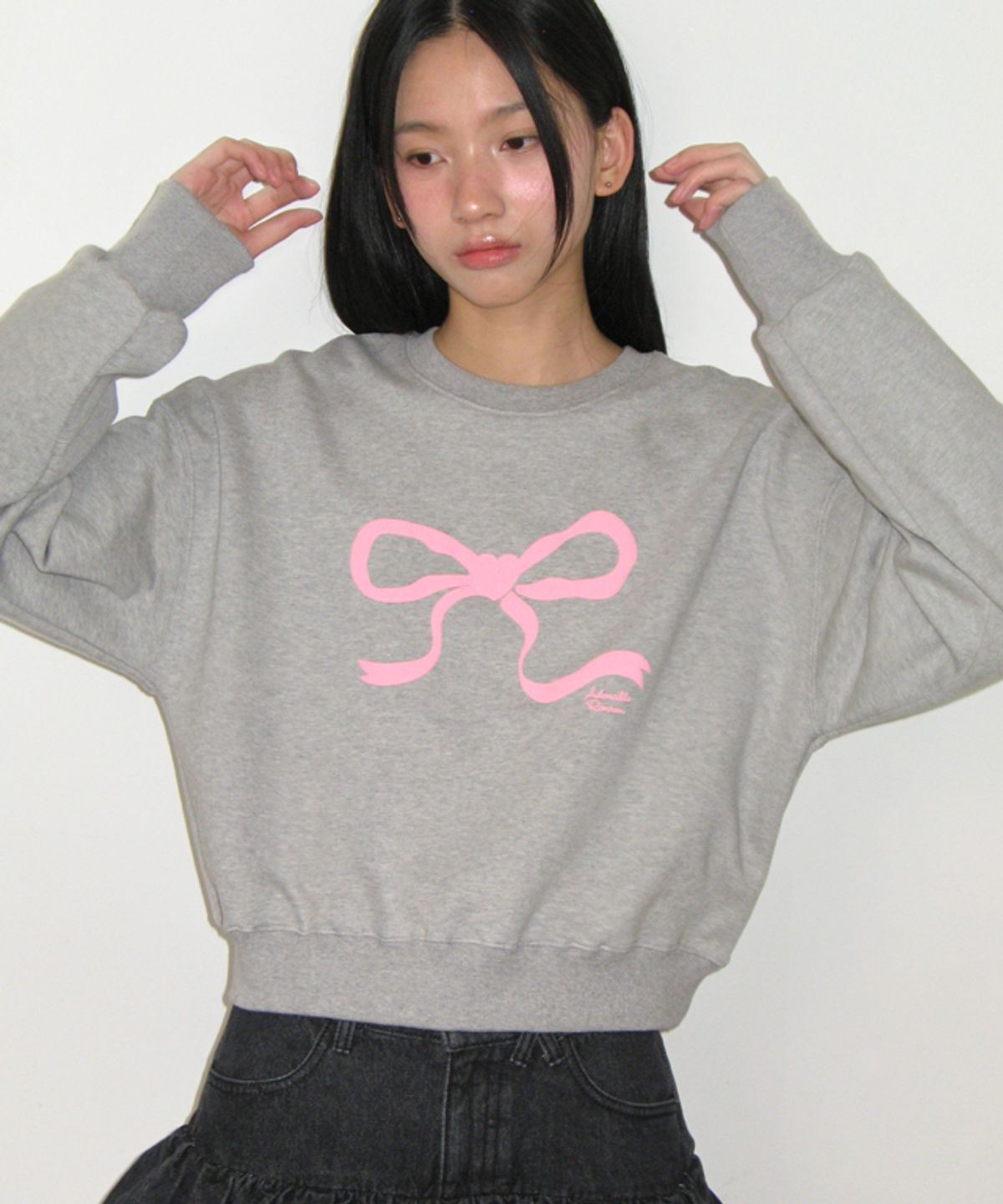 론론(RONRON) EMBO HEART RIBBON CROP SWEATSHIRTS GREY