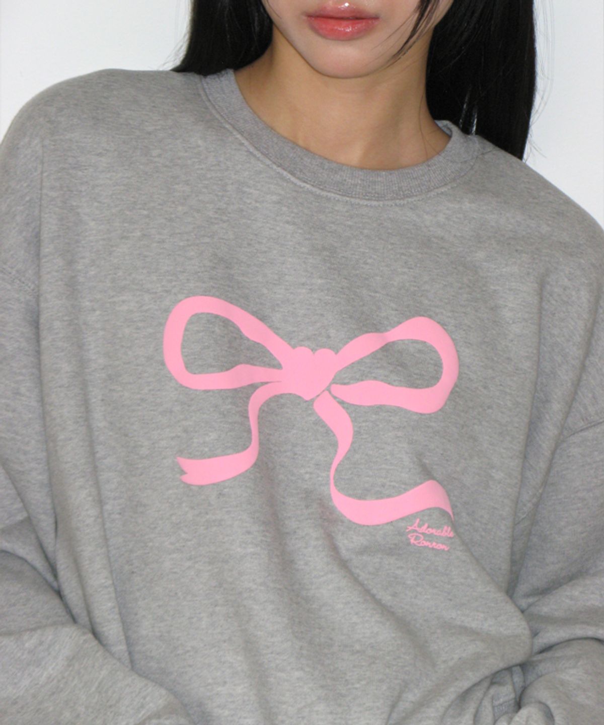 론론(RONRON) EMBO HEART RIBBON CROP SWEATSHIRTS GREY