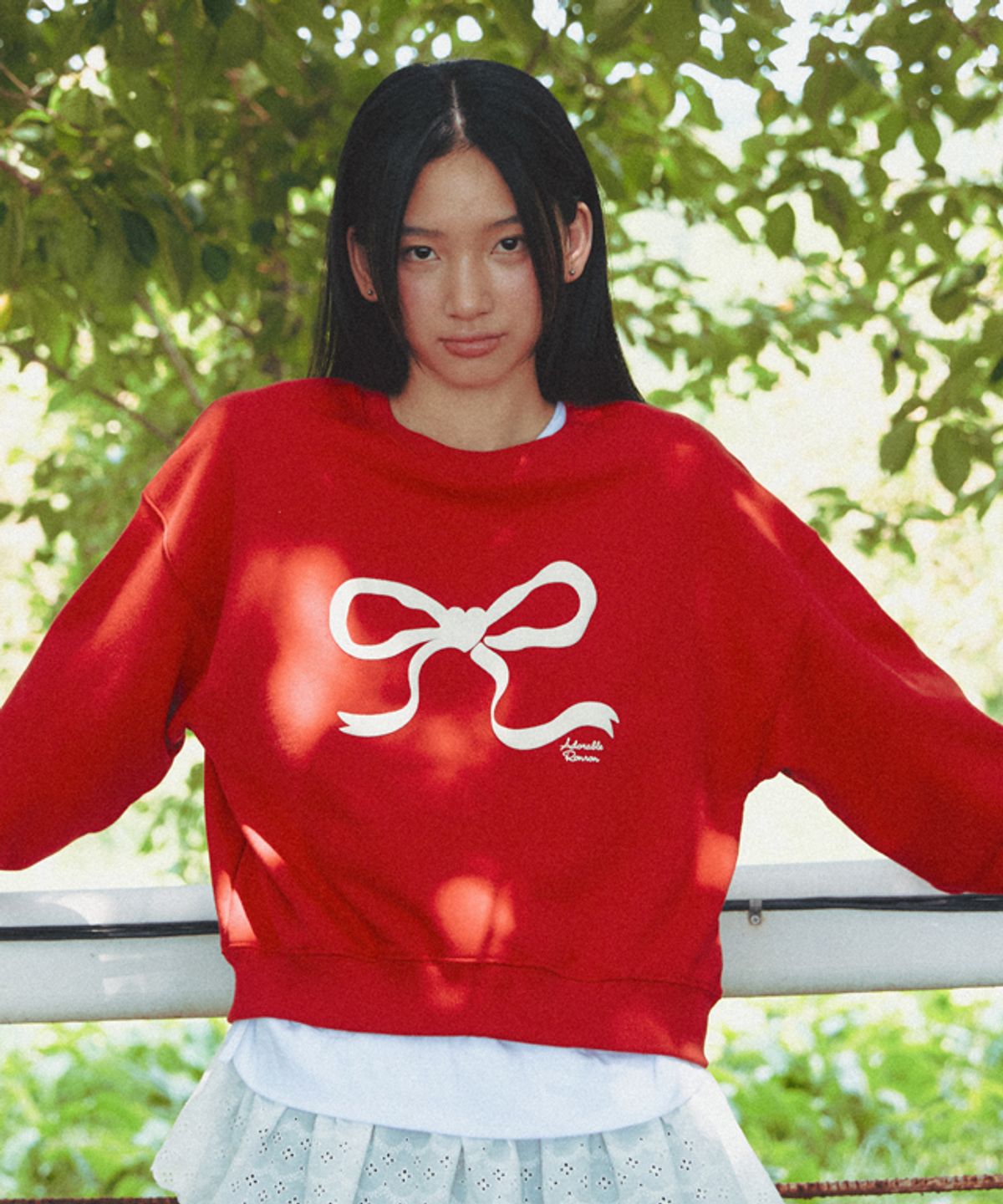 론론(RONRON) EMBO HEART RIBBON CROP SWEATSHIRTS RED