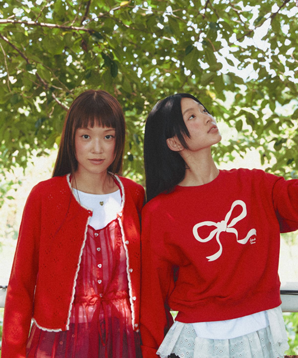 론론(RONRON) EMBO HEART RIBBON CROP SWEATSHIRTS RED