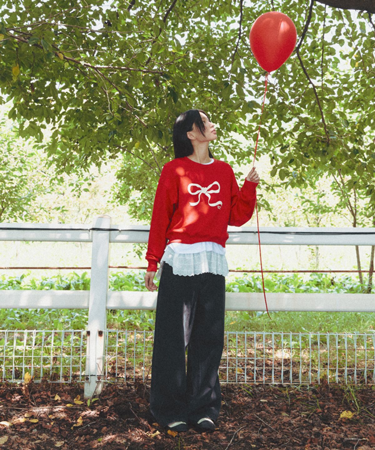 론론(RONRON) EMBO HEART RIBBON CROP SWEATSHIRTS RED