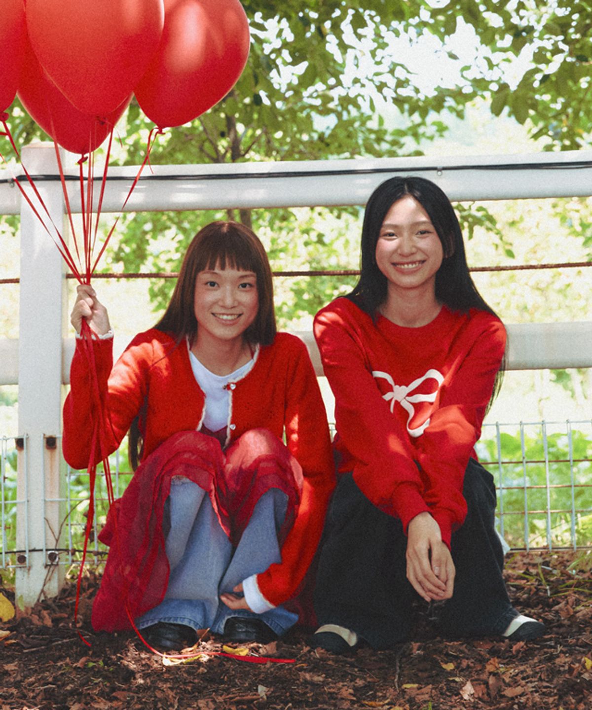 론론(RONRON) EMBO HEART RIBBON CROP SWEATSHIRTS RED