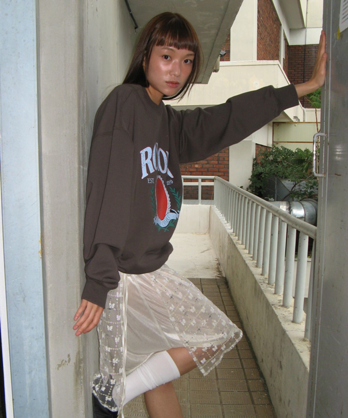 론론(RONRON) RONRON HEART LAUREL SWEATSHIRTS CHARCOAL