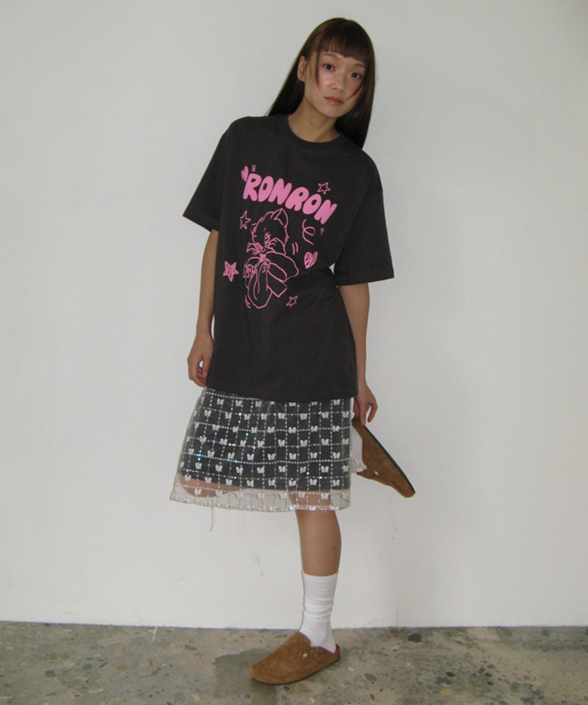 론론(RONRON) EMBO KITSCH CAT OVER FIT T SHIRT CHARCOAL