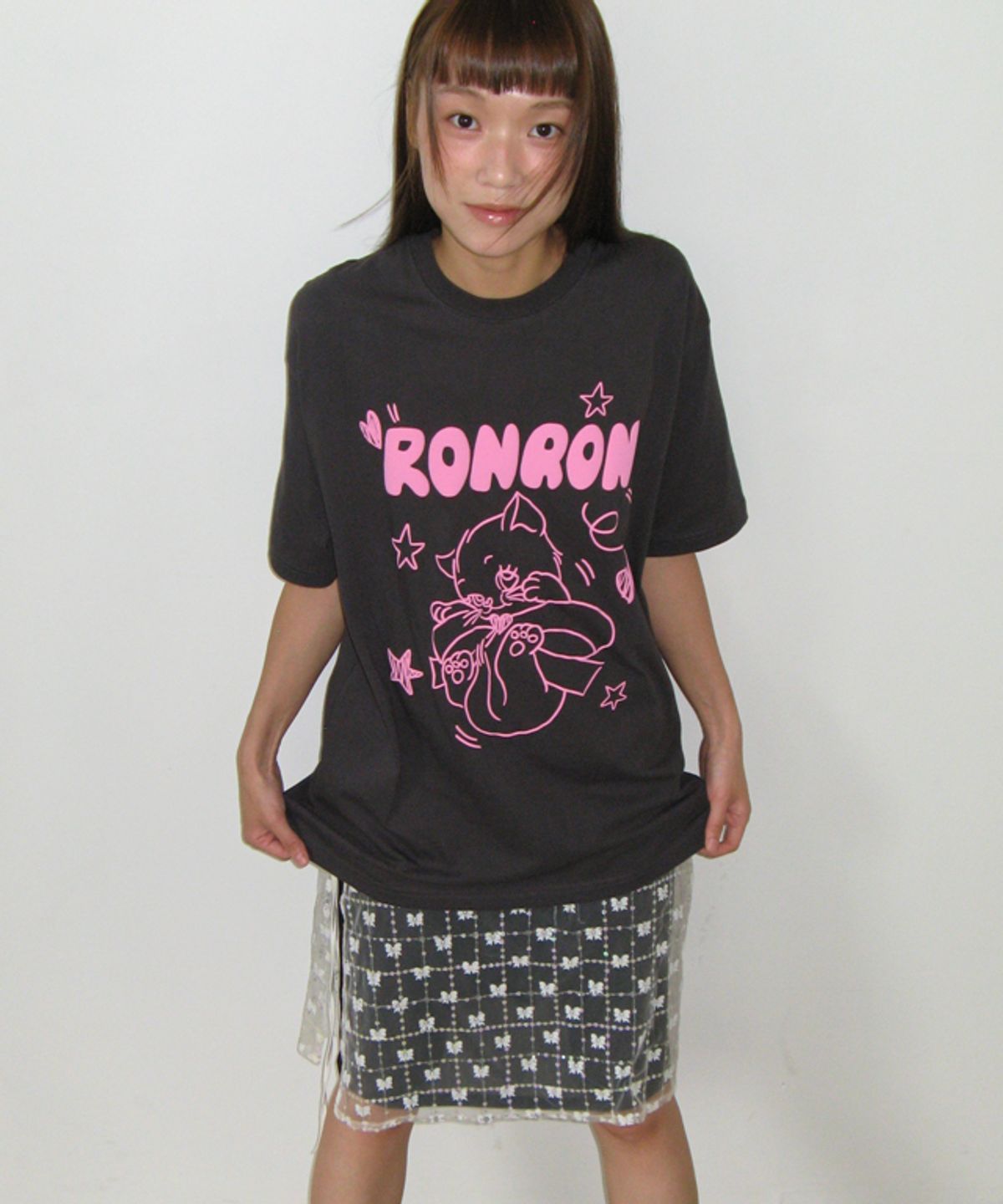 론론(RONRON) EMBO KITSCH CAT OVER FIT T SHIRT CHARCOAL