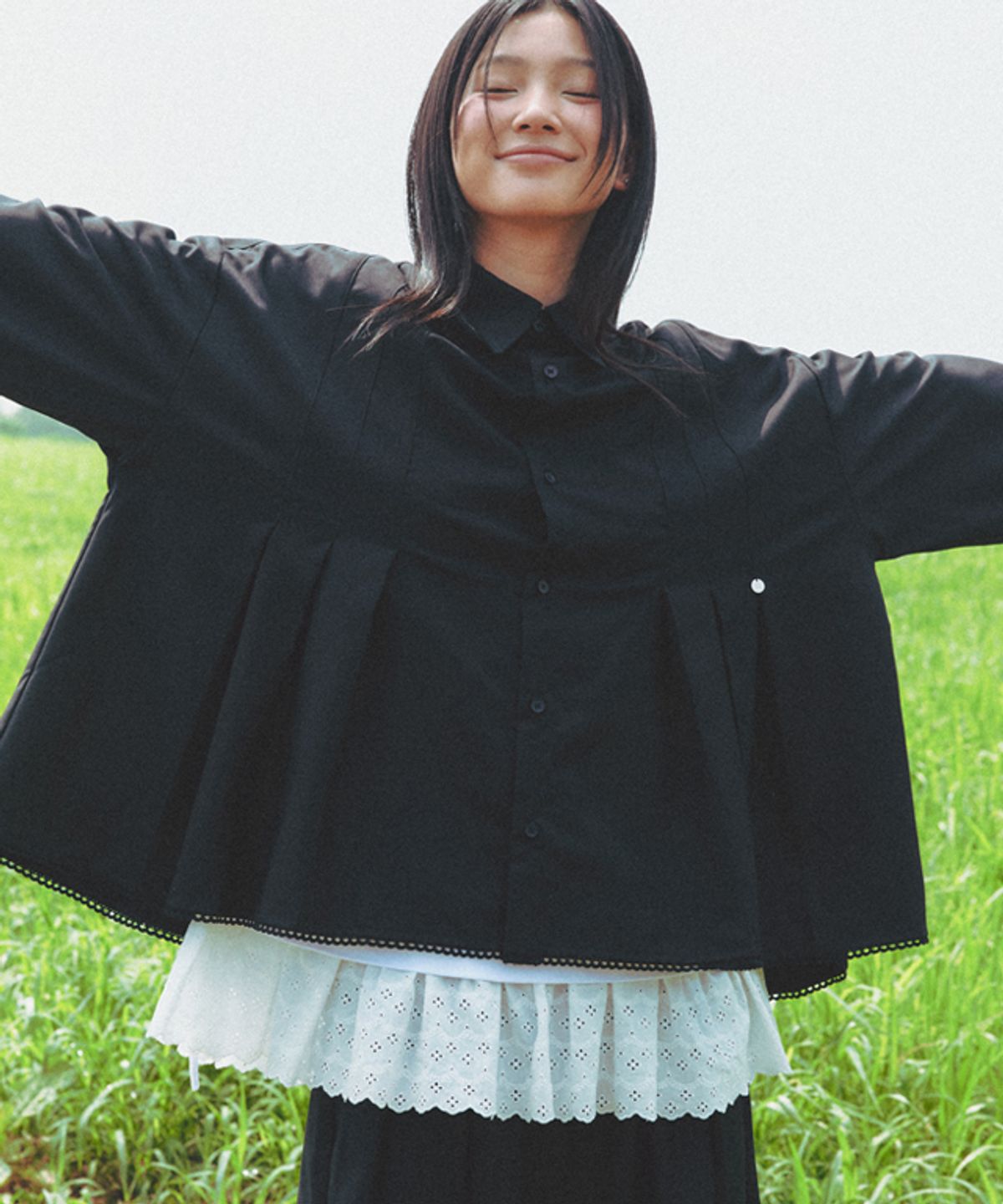 론론(RONRON) PANDENT TORCHON LACE PLEATS SHIRT BLACK