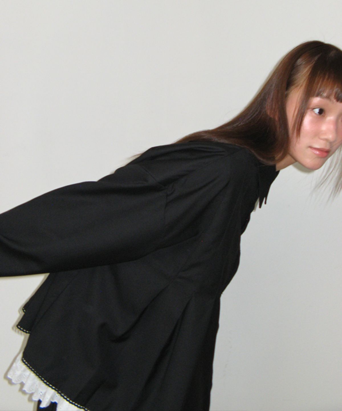 론론(RONRON) PANDENT TORCHON LACE PLEATS SHIRT BLACK