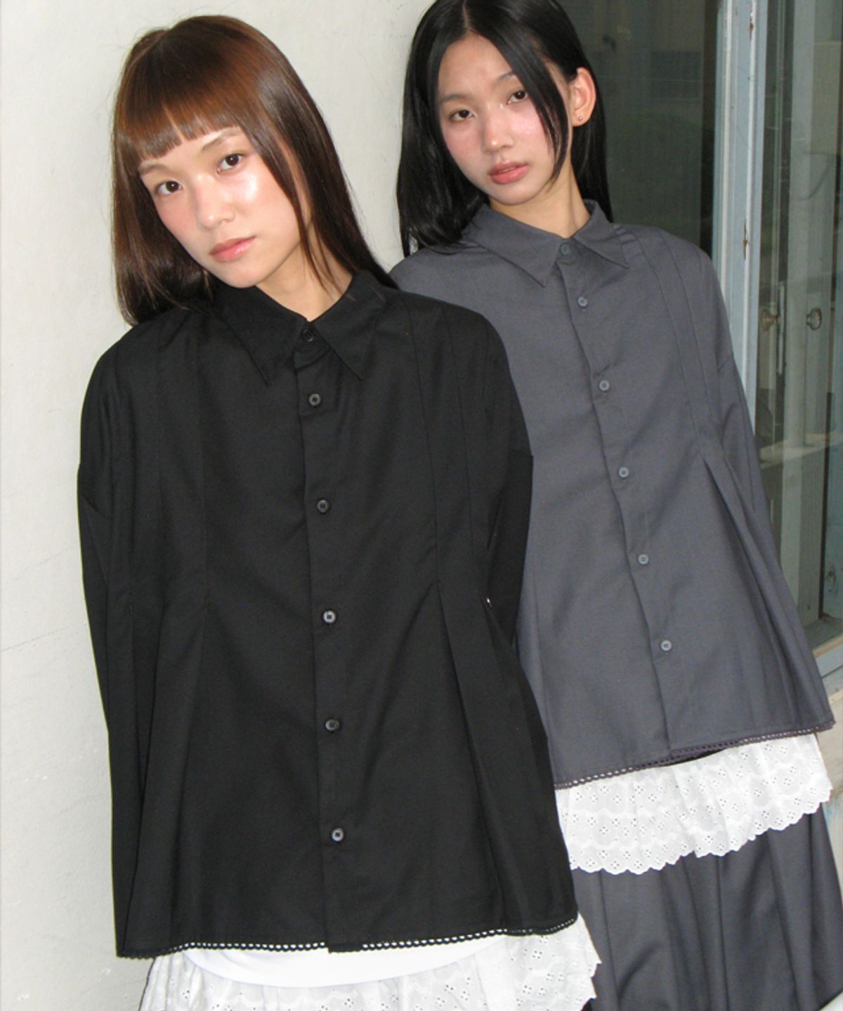 론론(RONRON) PANDENT TORCHON LACE PLEATS SHIRT BLACK