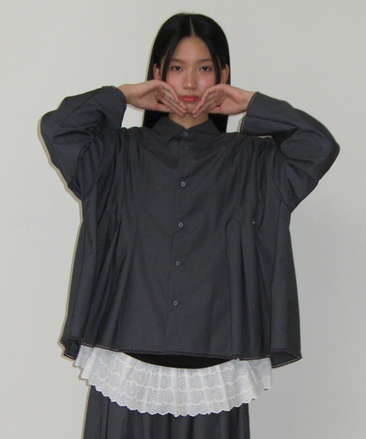 론론(RONRON) PANDENT TORCHON LACE PLEATS SHIRT GREY