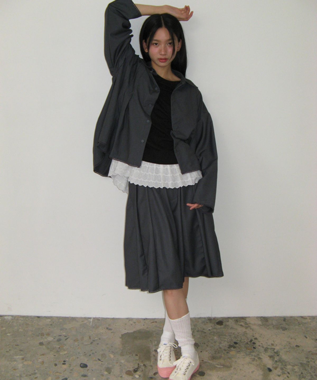 론론(RONRON) PANDENT TORCHON LACE PLEATS SHIRT GREY