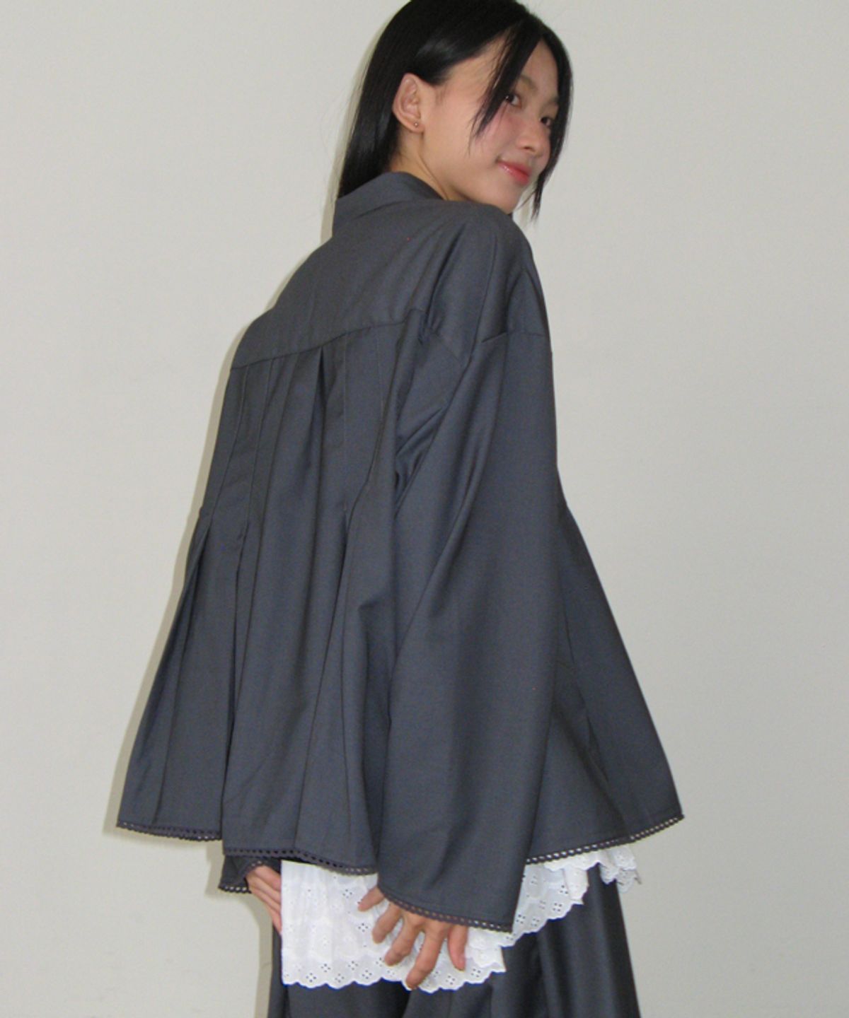 론론(RONRON) PANDENT TORCHON LACE PLEATS SHIRT GREY