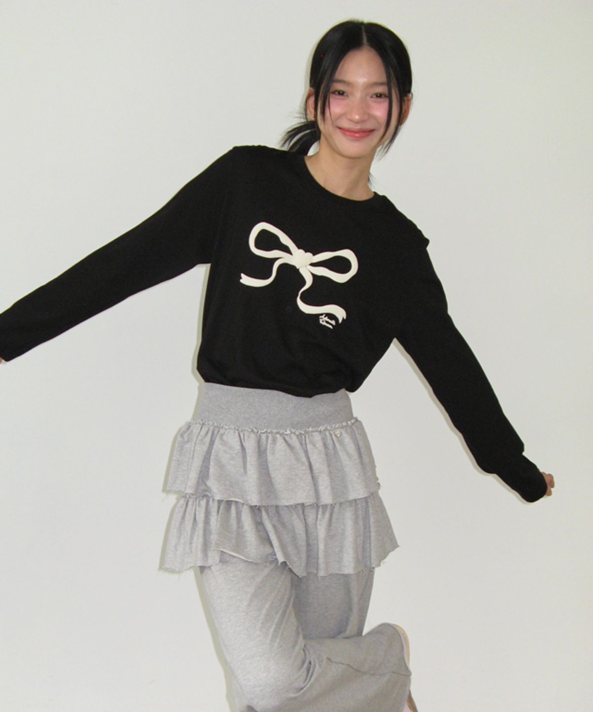 론론(RONRON) EMBO HEART RIBBON BASIC FIT LONG SLEEVE BLACK