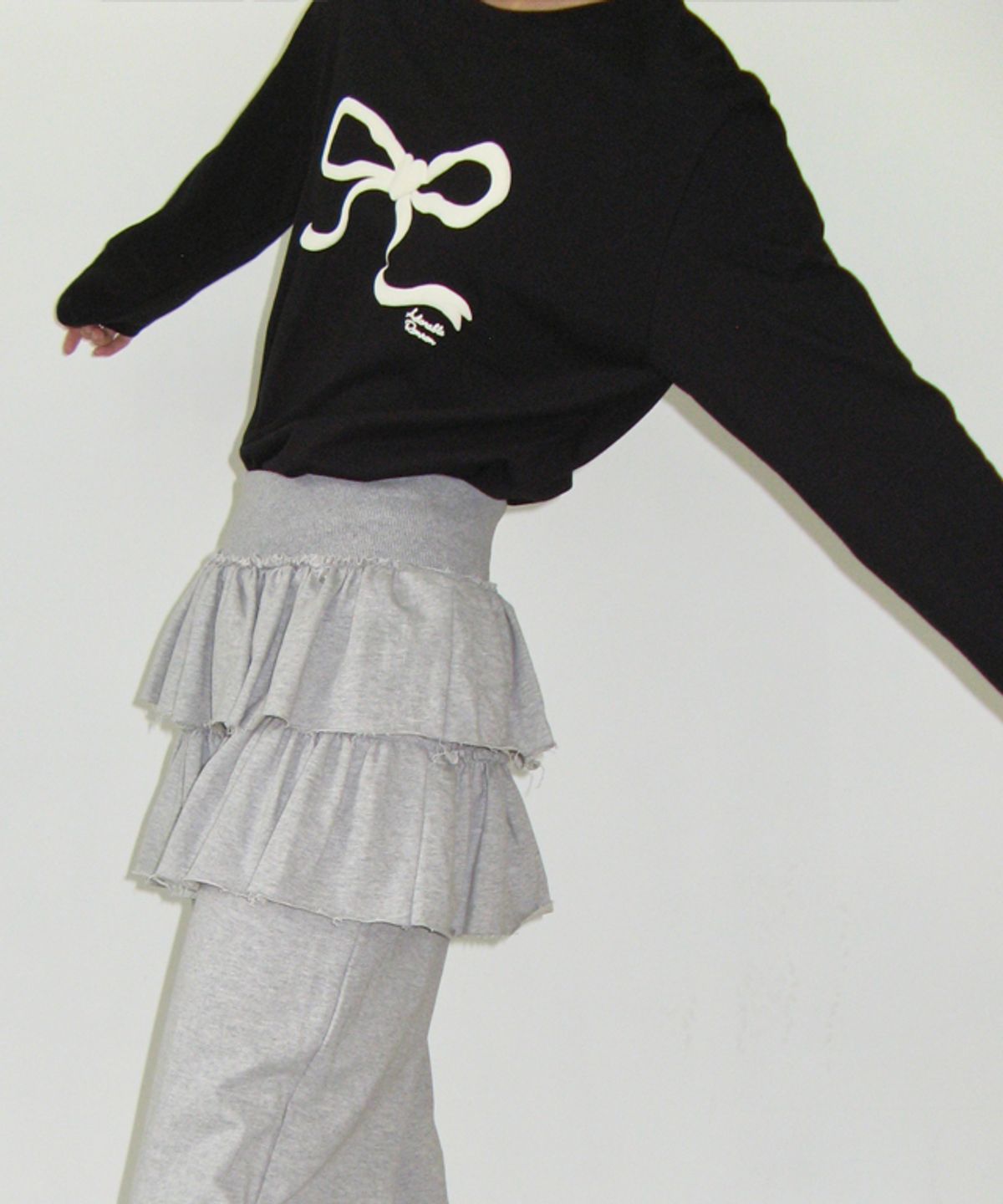 론론(RONRON) EMBO HEART RIBBON BASIC FIT LONG SLEEVE BLACK