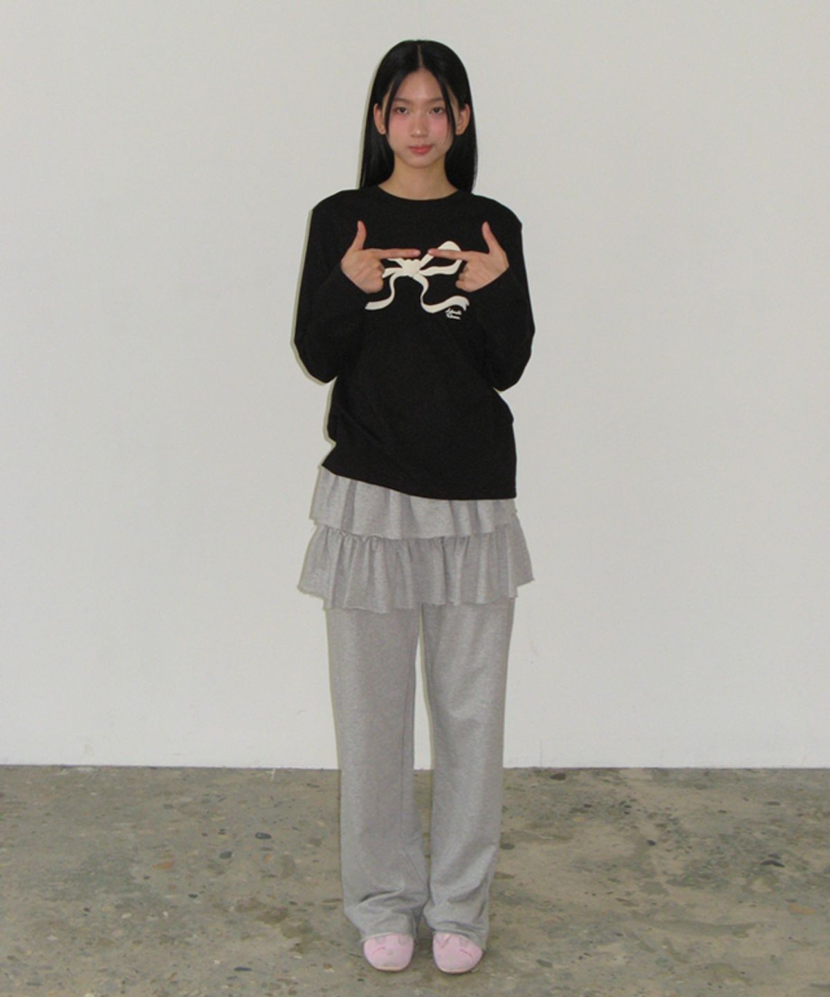 론론(RONRON) EMBO HEART RIBBON BASIC FIT LONG SLEEVE BLACK