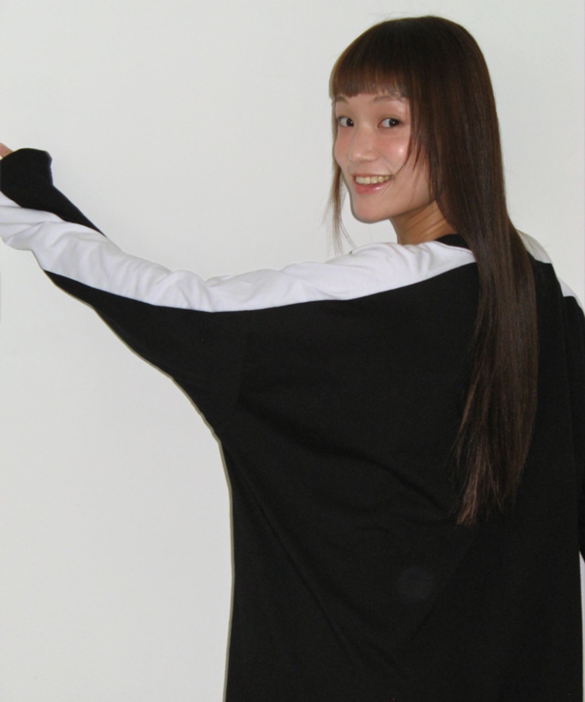 론론(RONRON) COLORED CRAYON CAT LONG SLEEVE BLACK