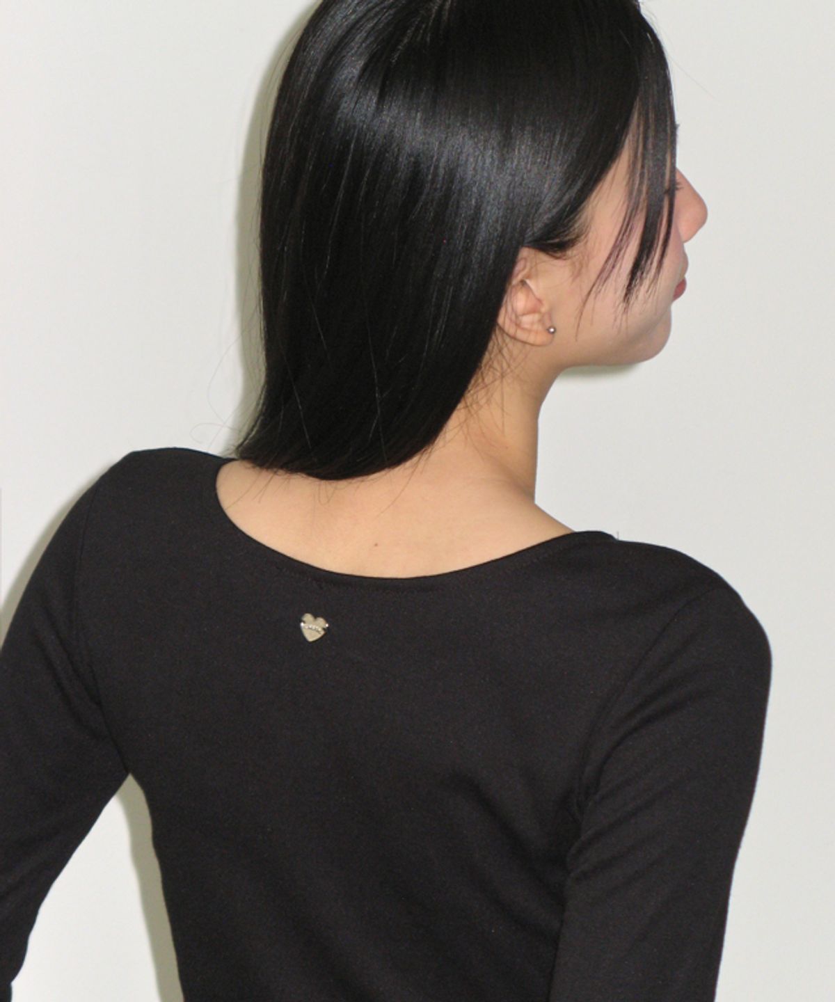 론론(RONRON) KNOT RIBBON SLIT LONG SLEEVE BLACK