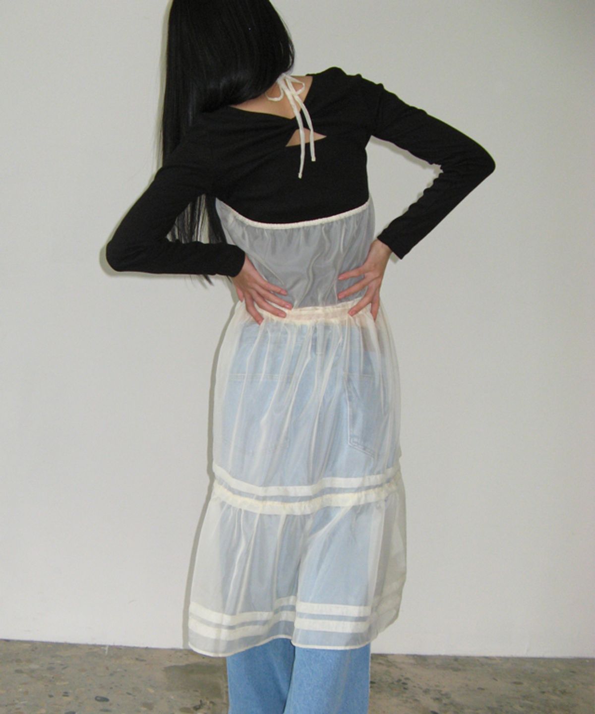론론(RONRON) KNOT RIBBON SLIT LONG SLEEVE BLACK
