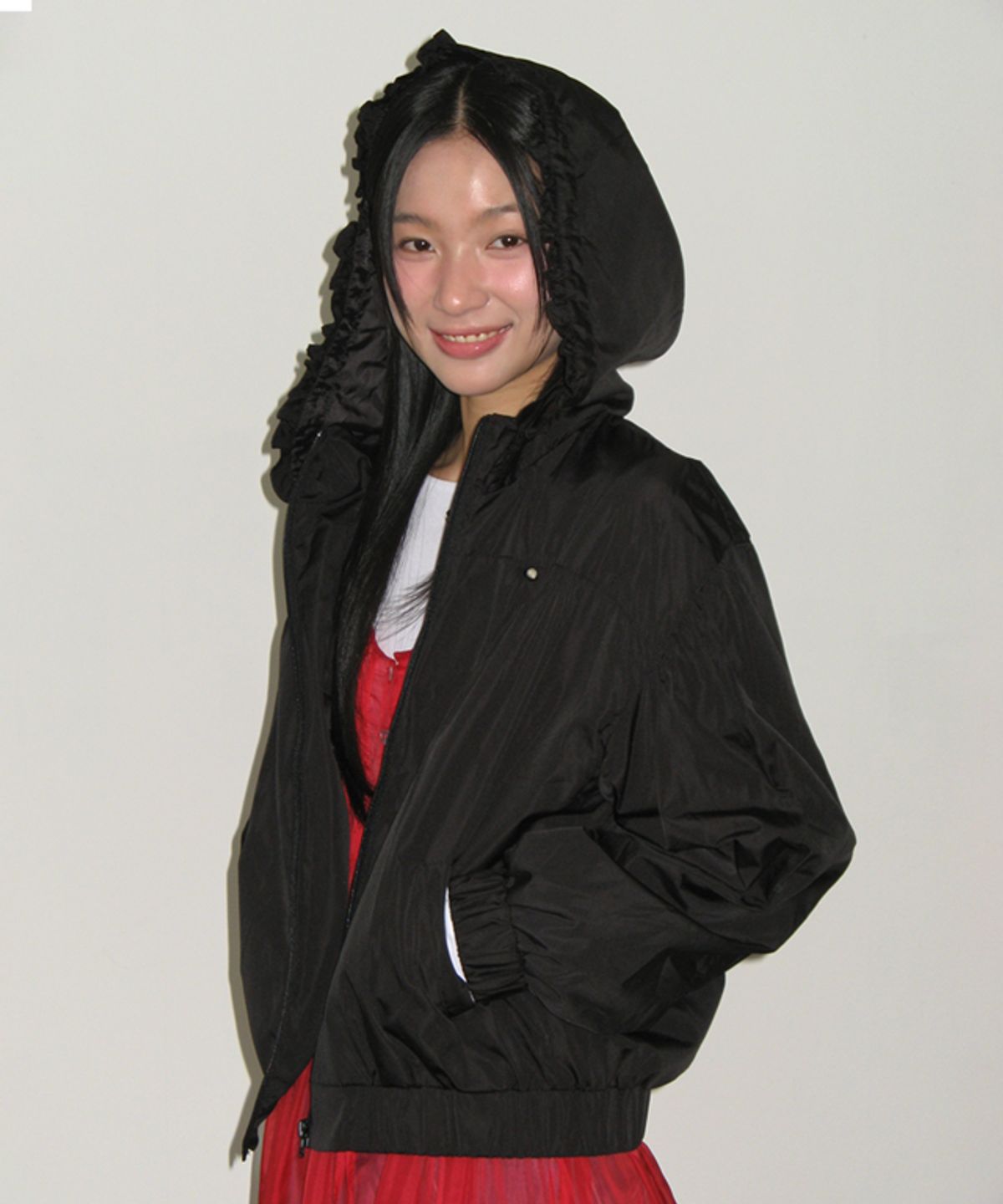 론론(RONRON) PENDANT FRILL HOODIE WIND JUMPER BLACK