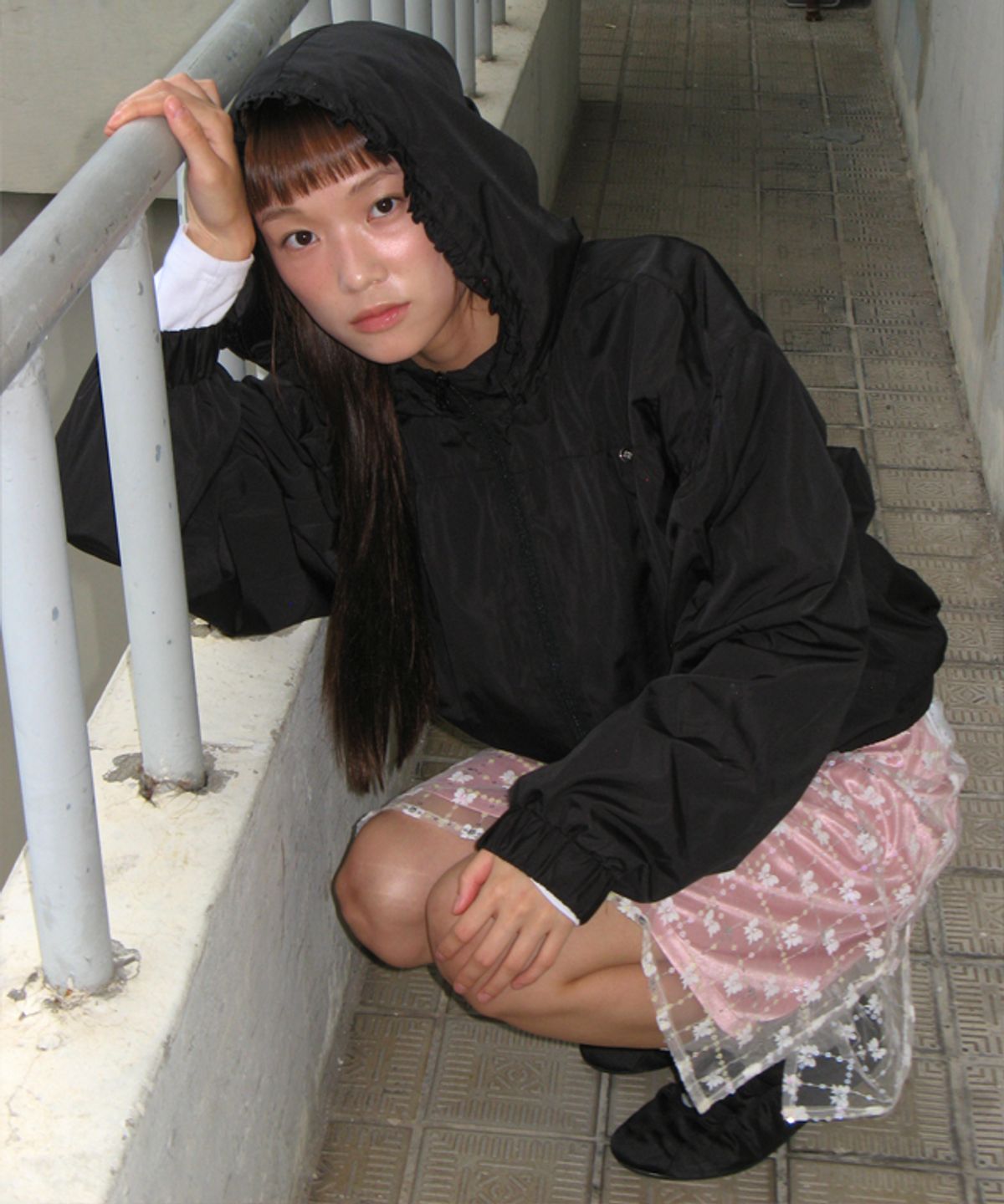 론론(RONRON) PENDANT FRILL HOODIE WIND JUMPER BLACK