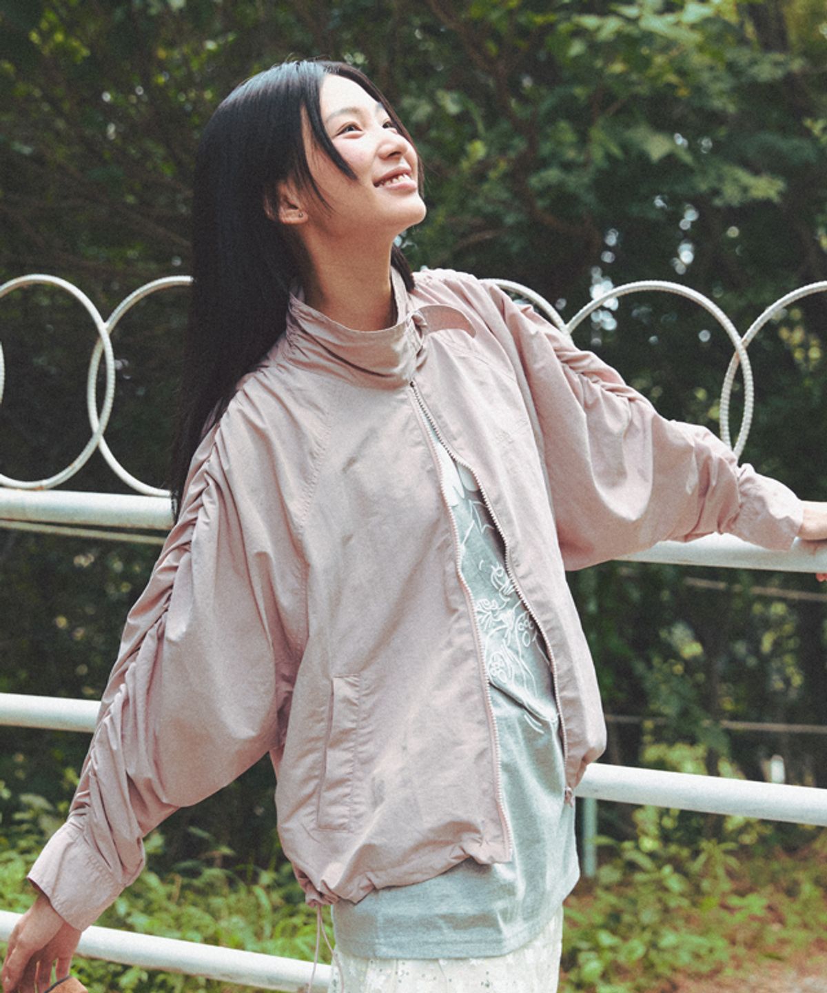 론론(RONRON) BUCKLE SHIRRING WIND JUMPER INDIE PINK