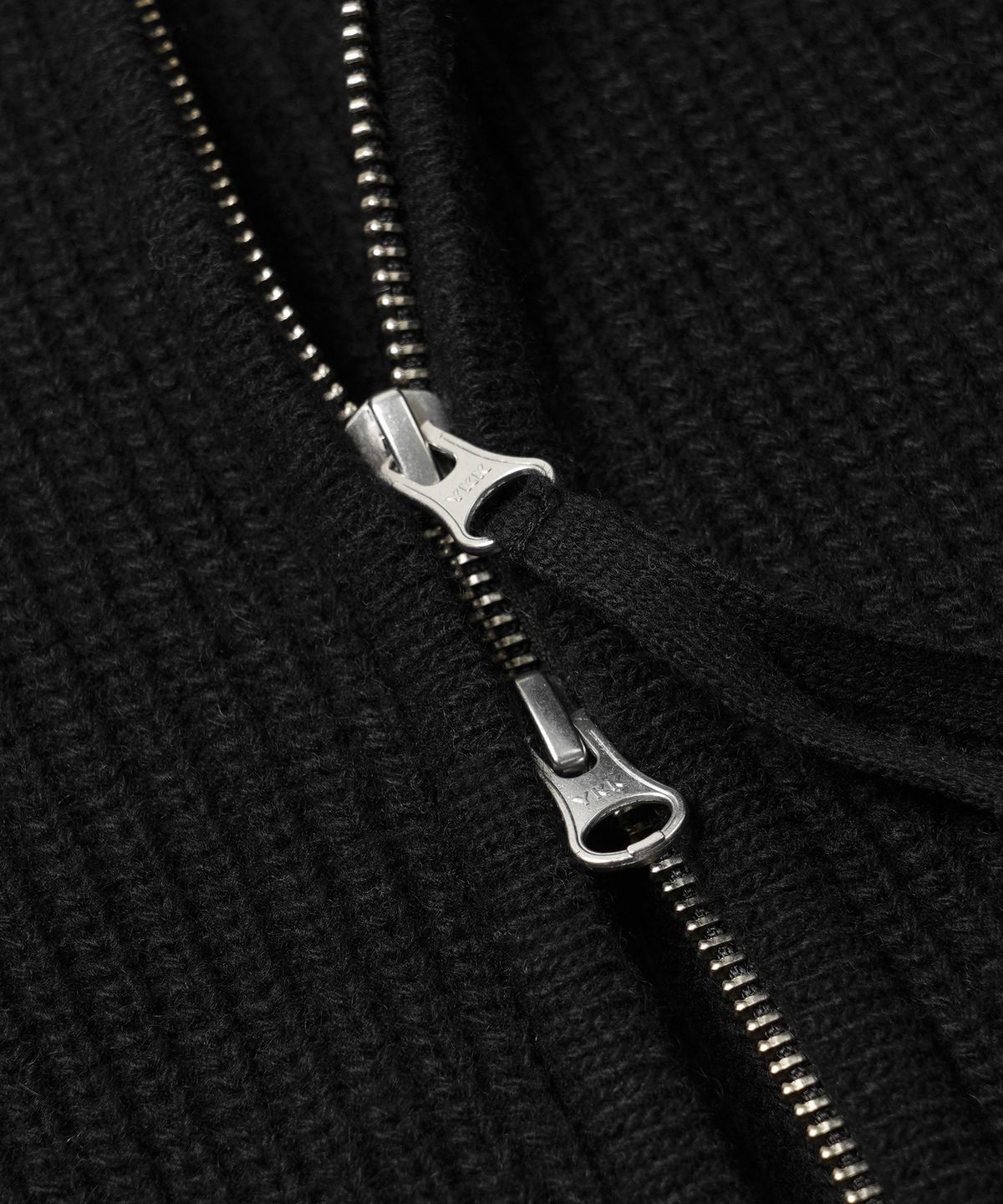 프리즘웍스(FRIZMWORKS) WOOL DECK ZIP UP CARDIGAN _ BLACK