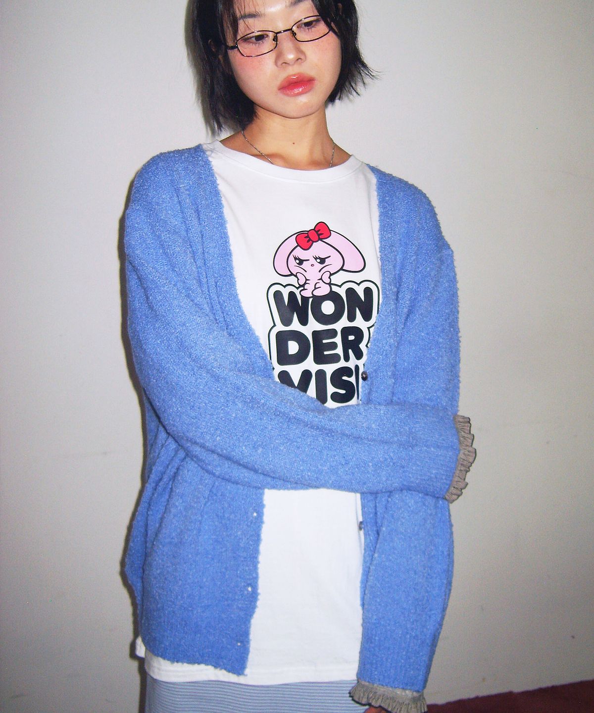 원더비지터(WONDERVISITOR) Logo V-neck Boocle Cardigan [Light Blue]