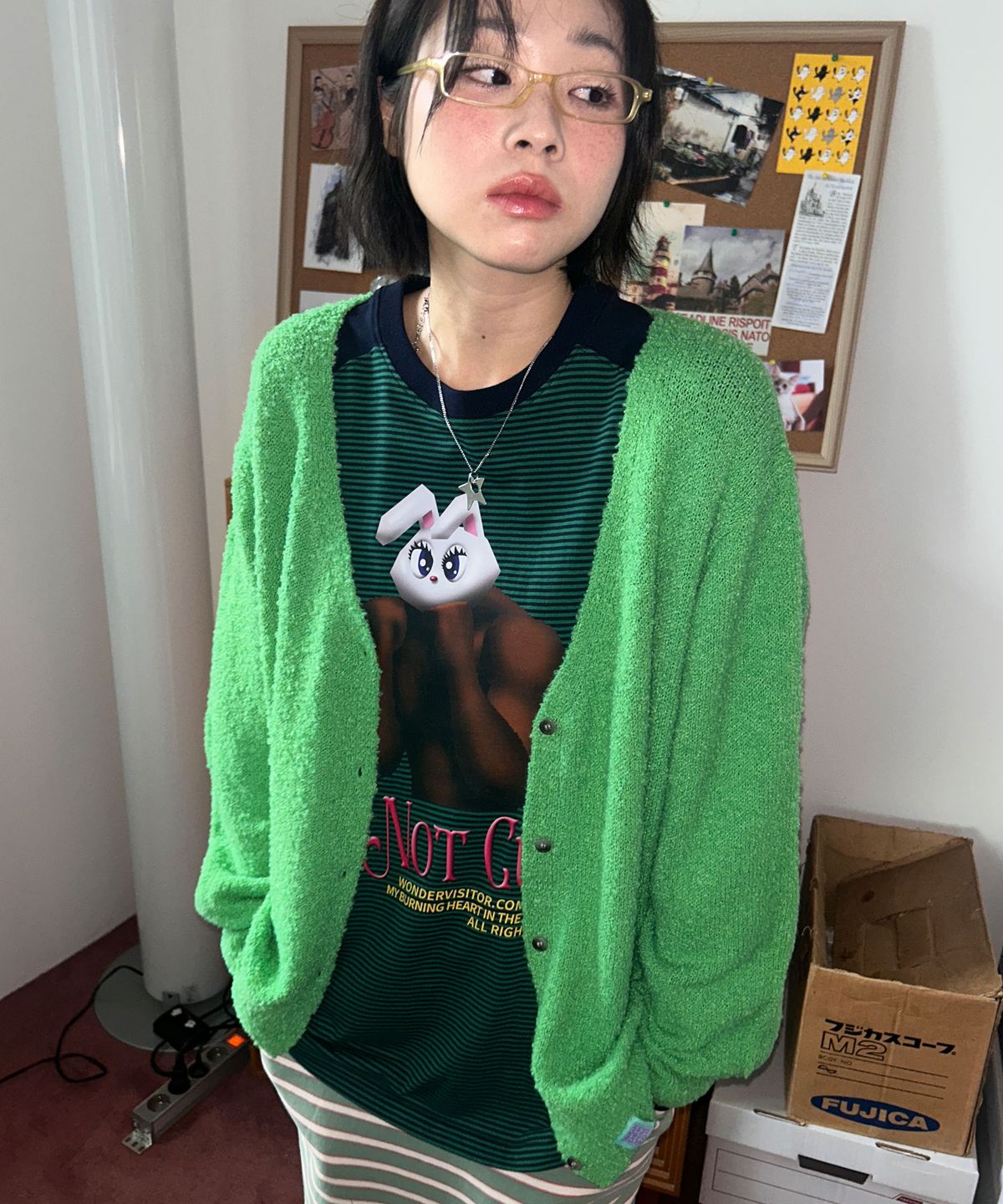 원더비지터(WONDERVISITOR) Logo V-neck Boocle Cardigan [Green]