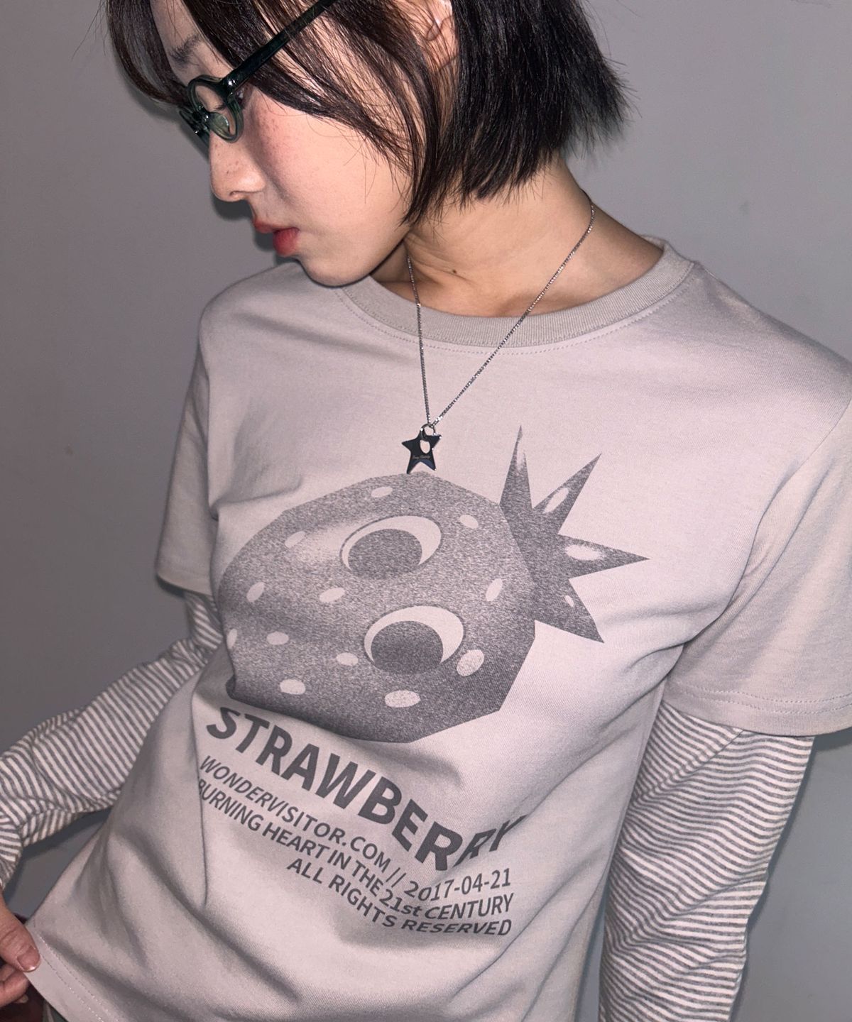 원더비지터(WONDERVISITOR) Ash Strawberry Layered LS-T [Grey]