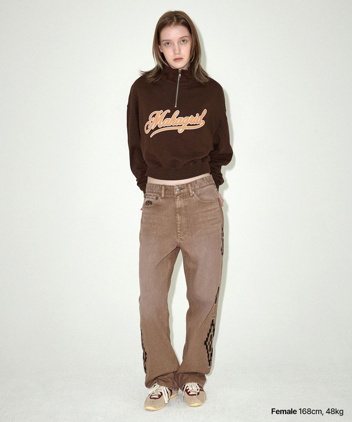 마하그리드(MAHAGRID) SCRIPT LOGO CROP HALF ZIP UP BROWN(MG2EFFM484A)