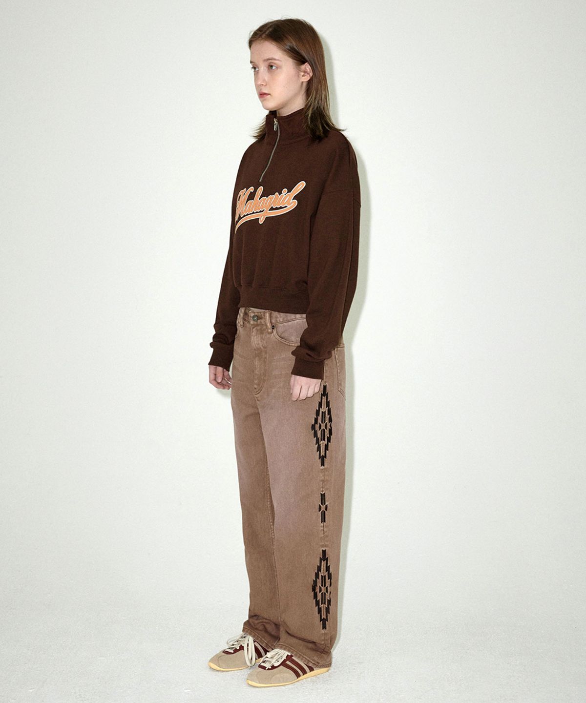마하그리드(MAHAGRID) SCRIPT LOGO CROP HALF ZIP UP BROWN(MG2EFFM484A)