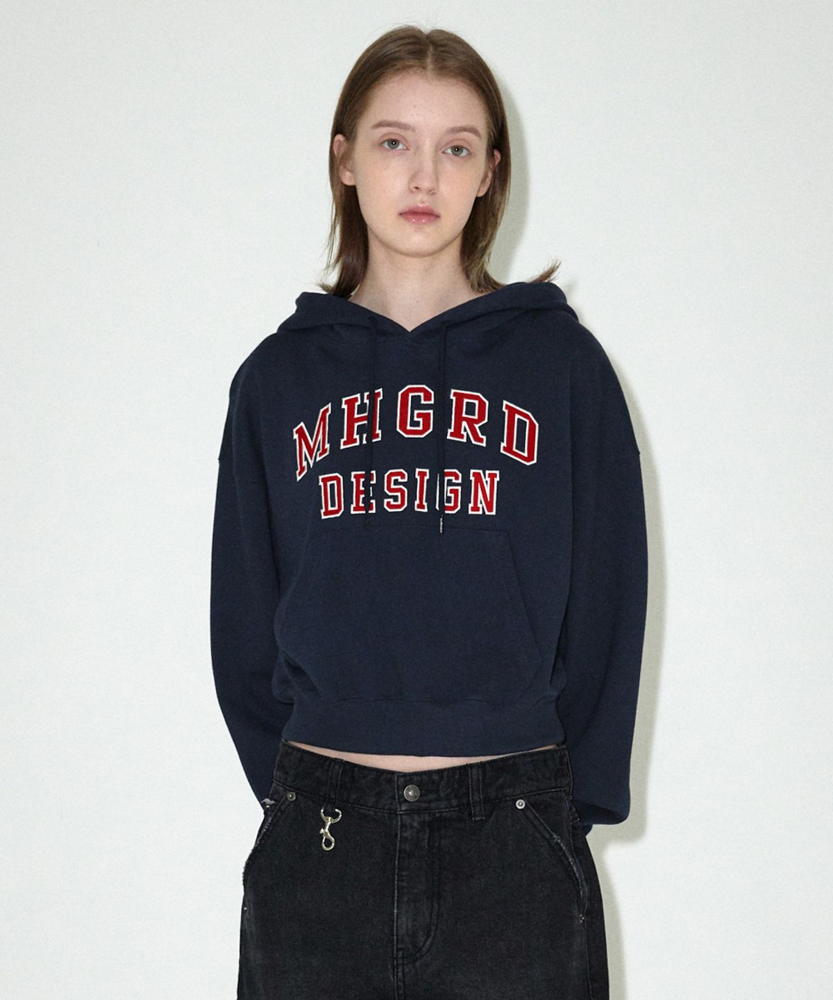 마하그리드(MAHAGRID) MHGRD APPLIQUE CROP HOODIE NAVY(MG2EFFM431A)