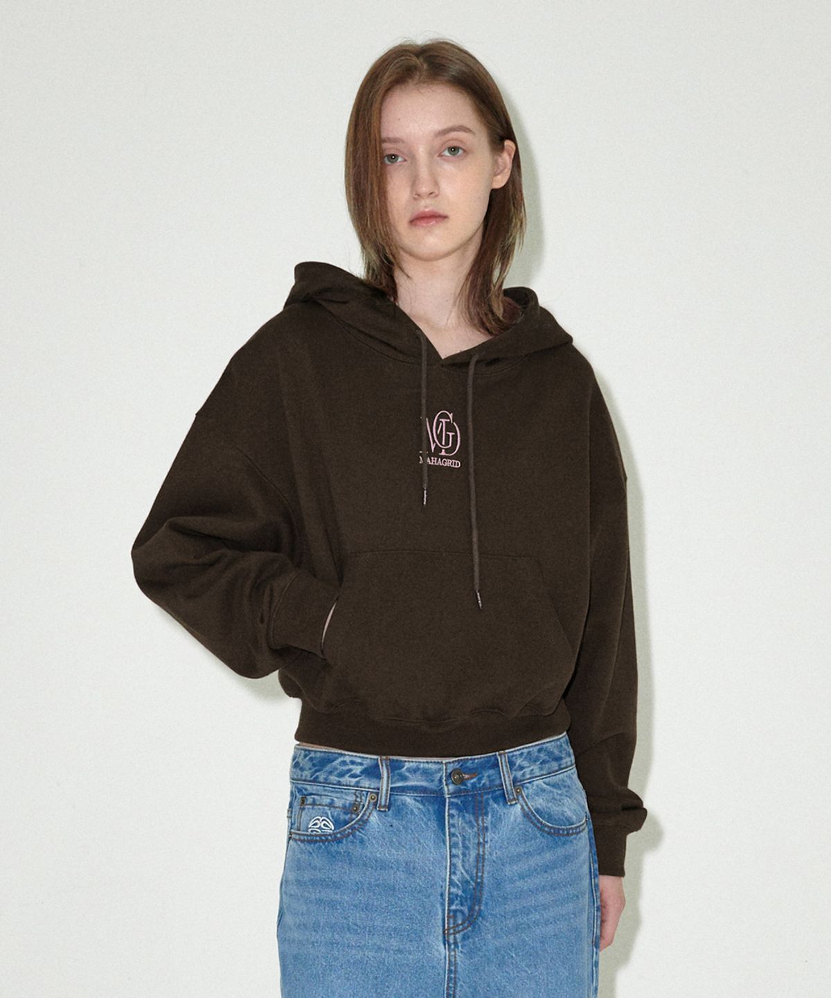 마하그리드(MAHAGRID) MGD SERIF LOGO CROP HOODIE BROWN(MG2EFFM432A)